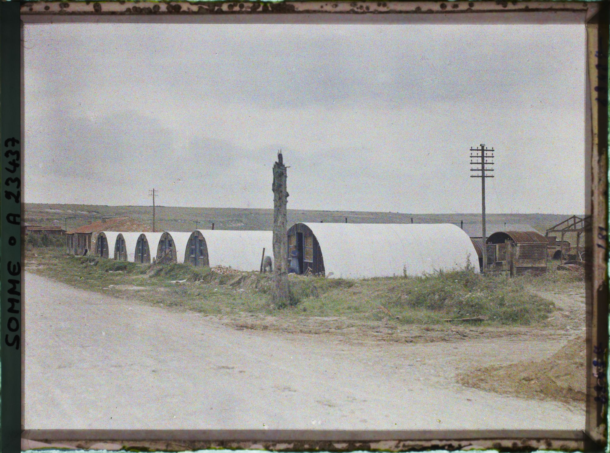 Image représentant France, Bouchavesnes, "Métros" recouverts de toile blanche à la C