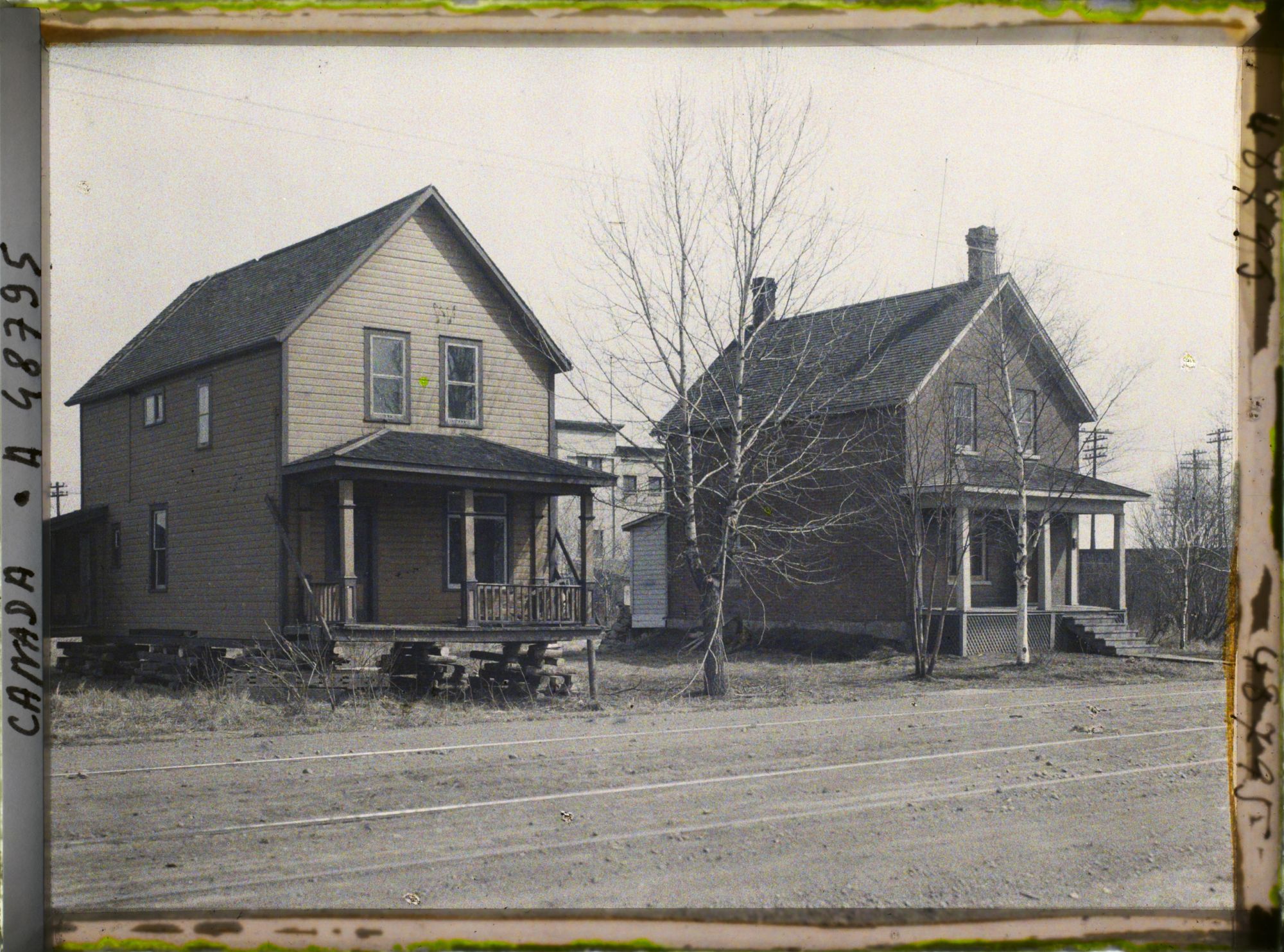 Image représentant Canada, Fort William, Types de maisons dont une soulevée de terre