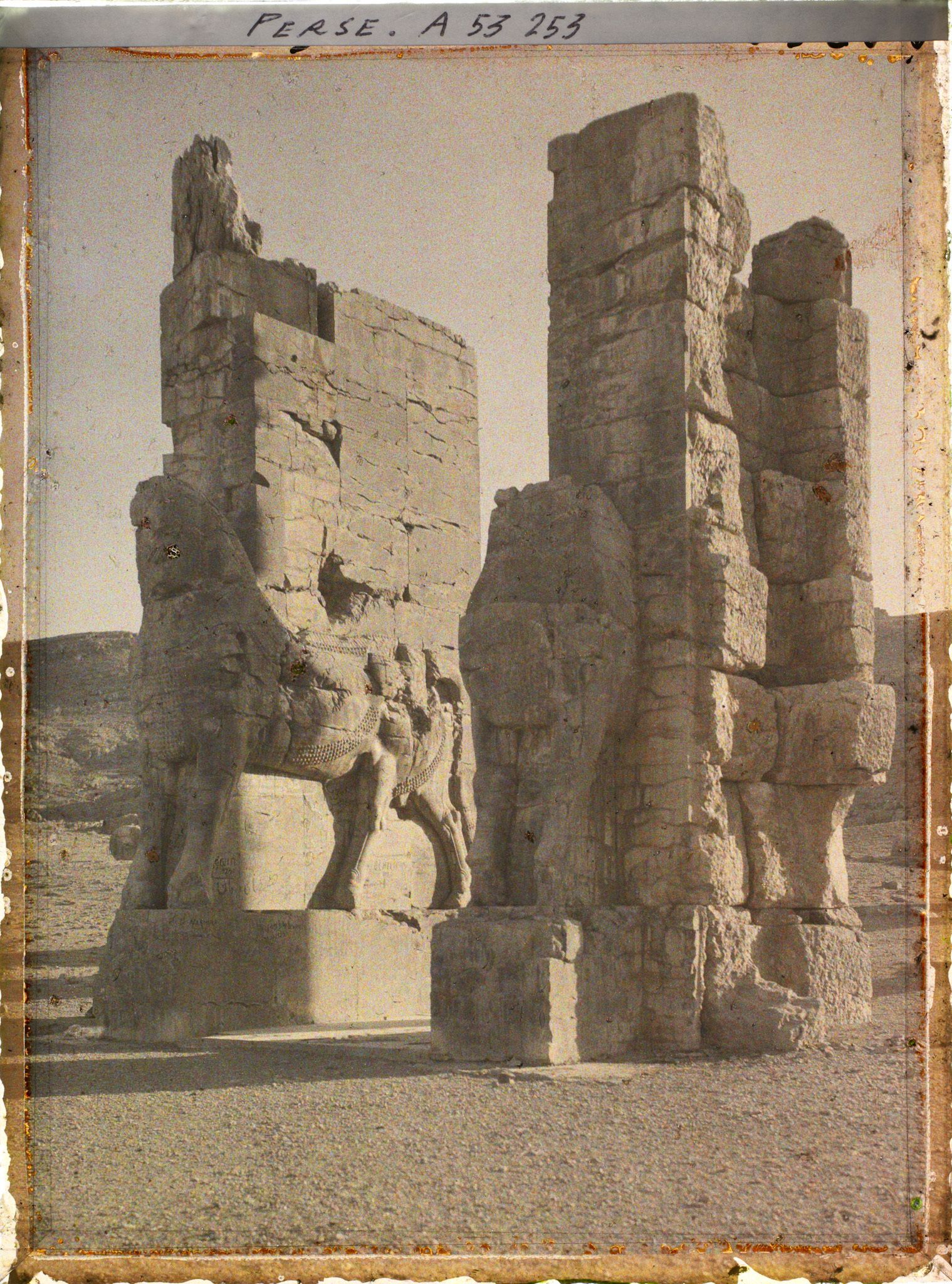 Image représentant Pilier ouest de la porte de Xerxès ou porte de toutes les Nations