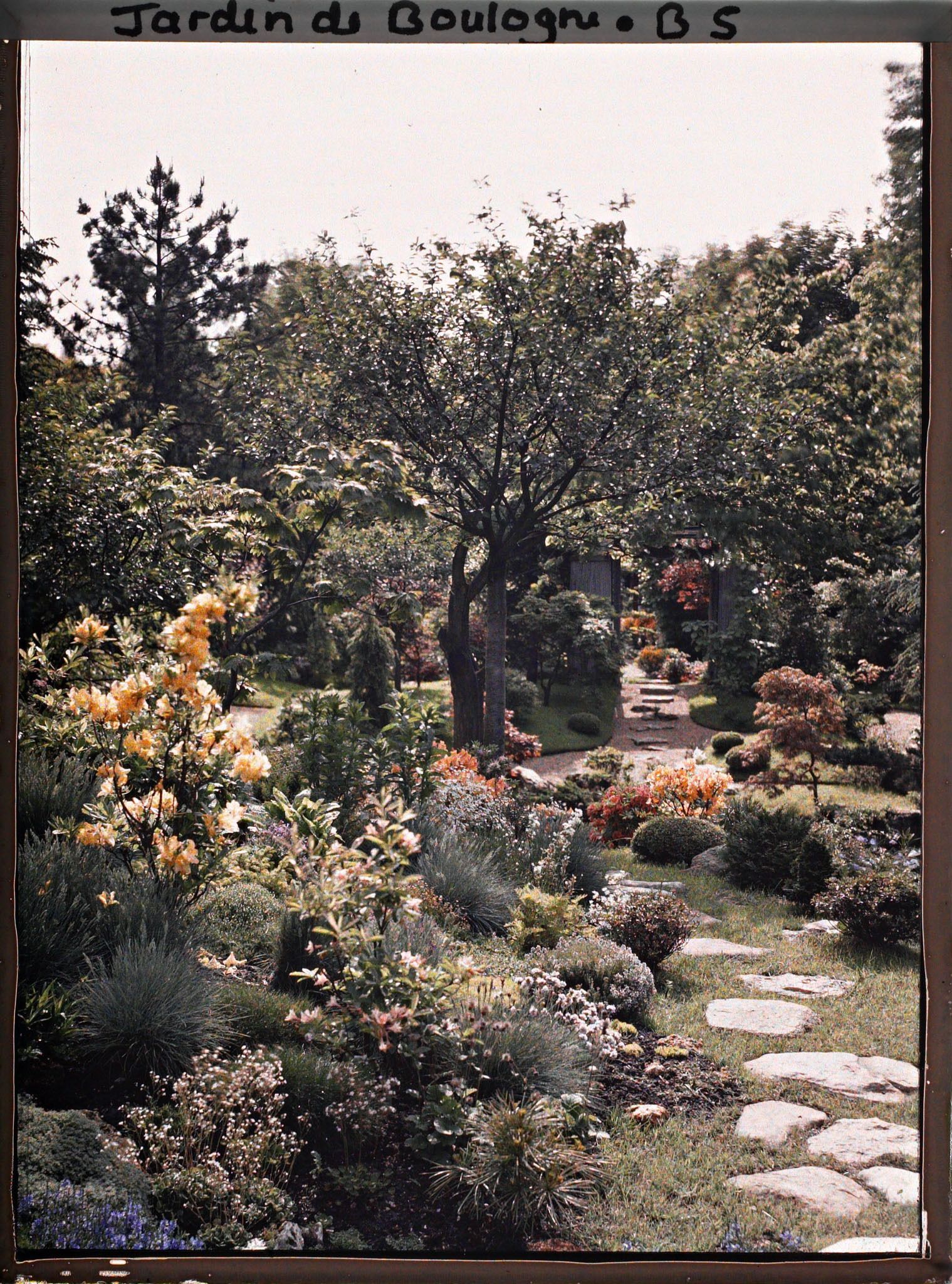 Image représentant Espace fleuri du " sanctuaire japonais " proche de la porte ouvrant sur le " village japonais "