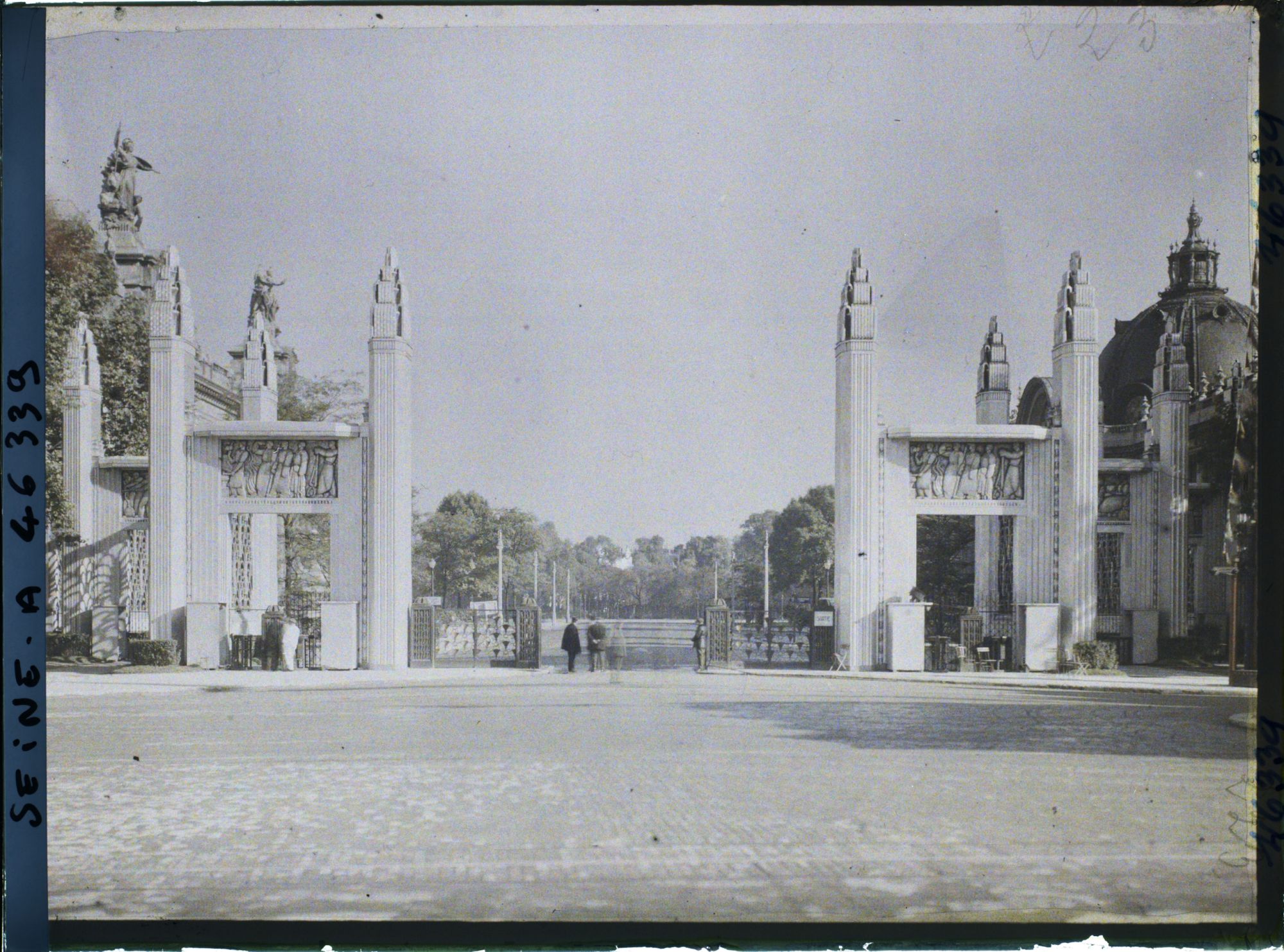 Image représentant L'exposition des arts décoratifs, la porte d'honneur entre le Grand et le Petit Palais