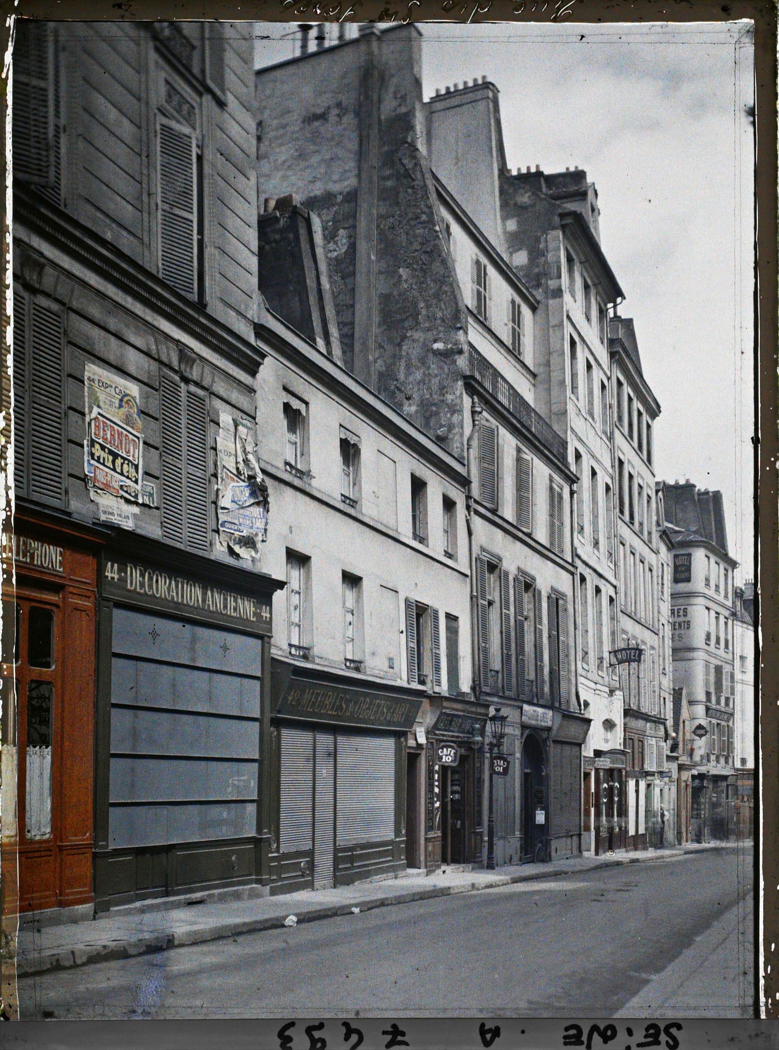 Image représentant La rue des Saints-Pères , au niveau du numéro 44