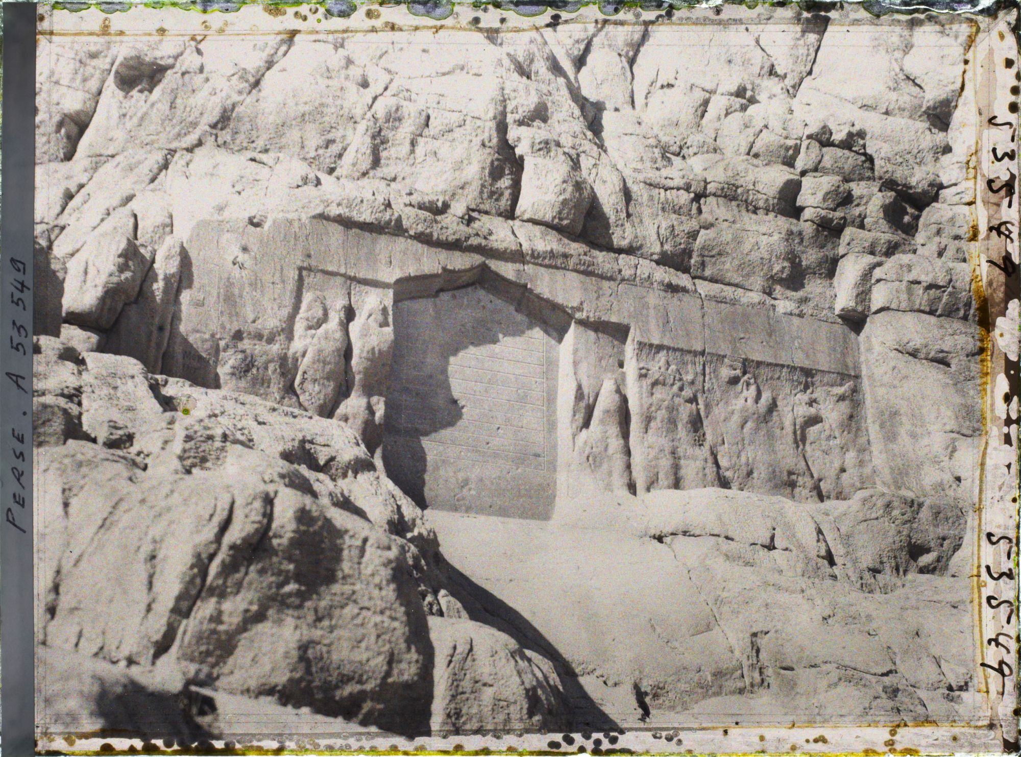 Image représentant Deux bas-reliefs d'époque parthe, celui de gauche est recouvert par une inscription persane (donation du Sheikh Ali Khan Zangana au 17e siècle)