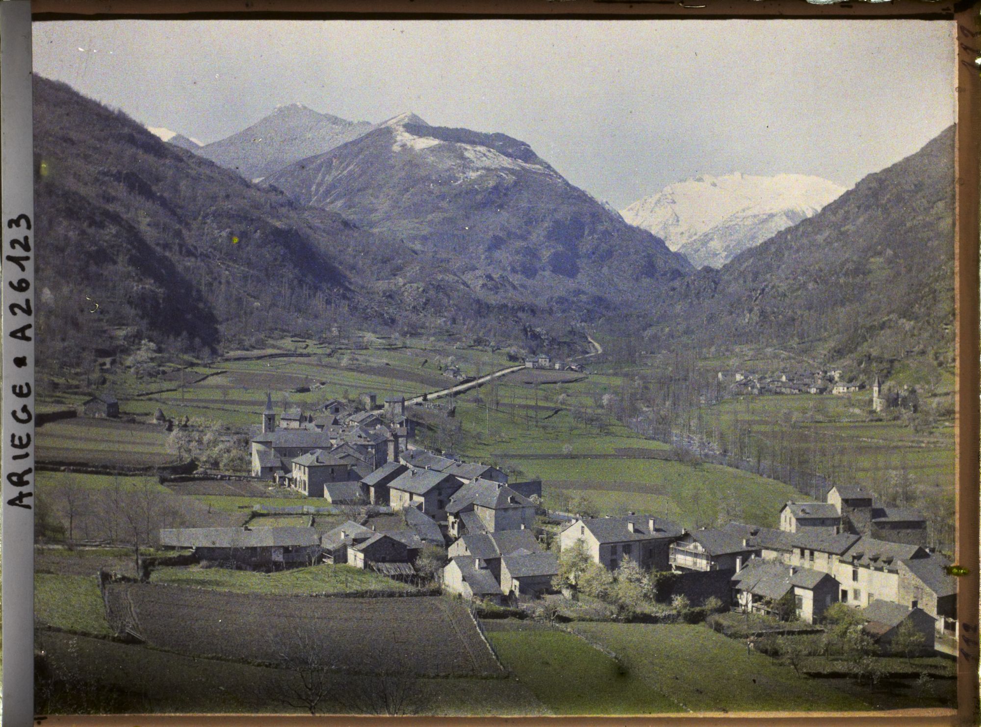 Image représentant La vallée du Vicdessos vers l'amont et le village de Capoulet