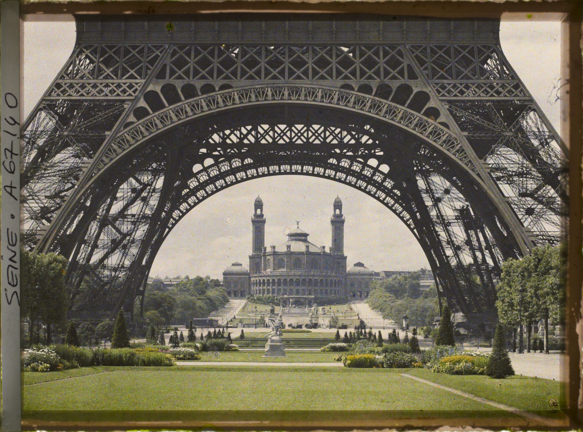 Image représentant Le Trocadéro vu à travers les arches de la tour Eiffel