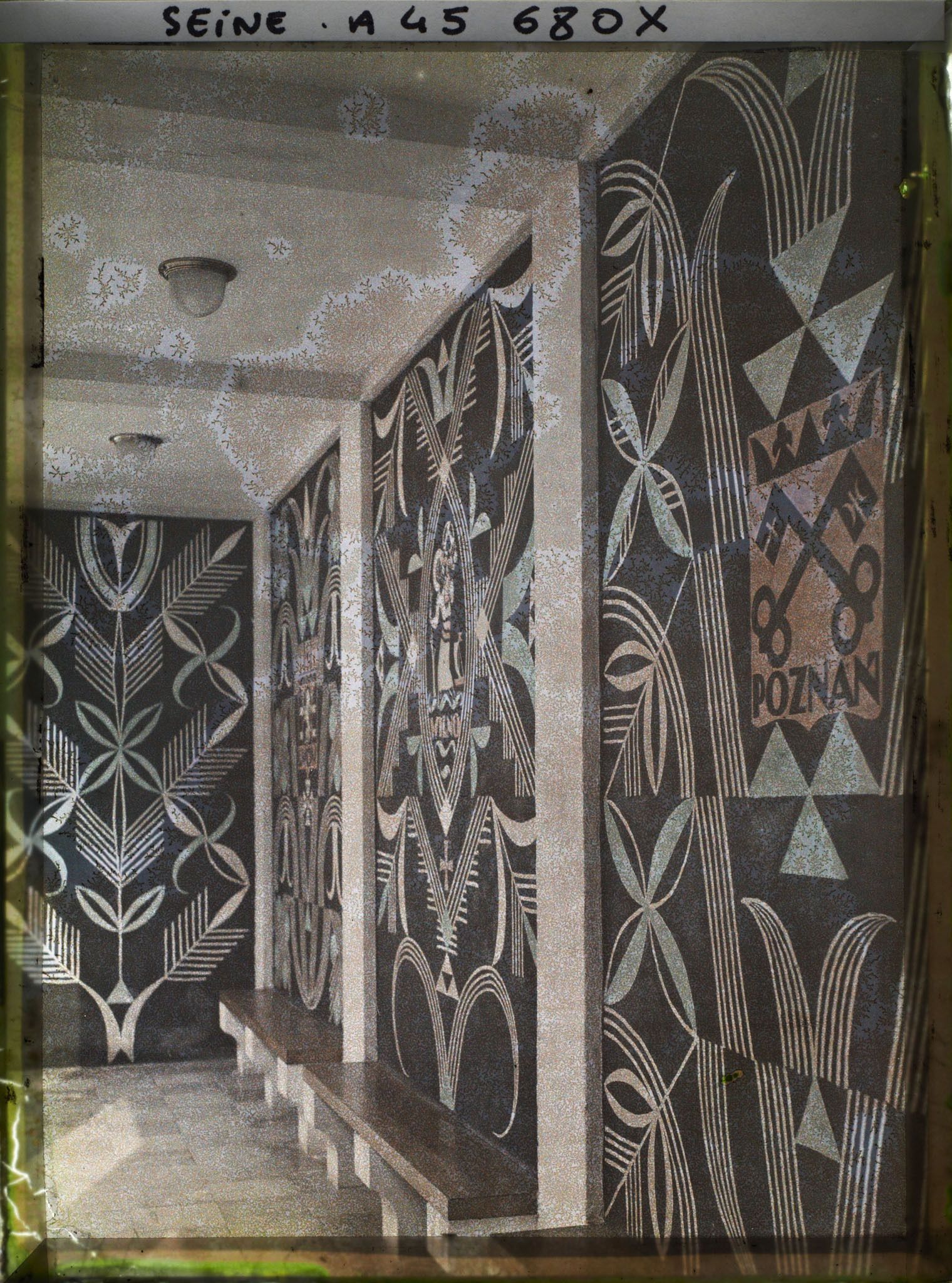 Image représentant L'Exposition des arts décoratifs, Galerie couverte sur le côté de la cour du Pavillon de la Pologne, sur le Cours-la-Reine