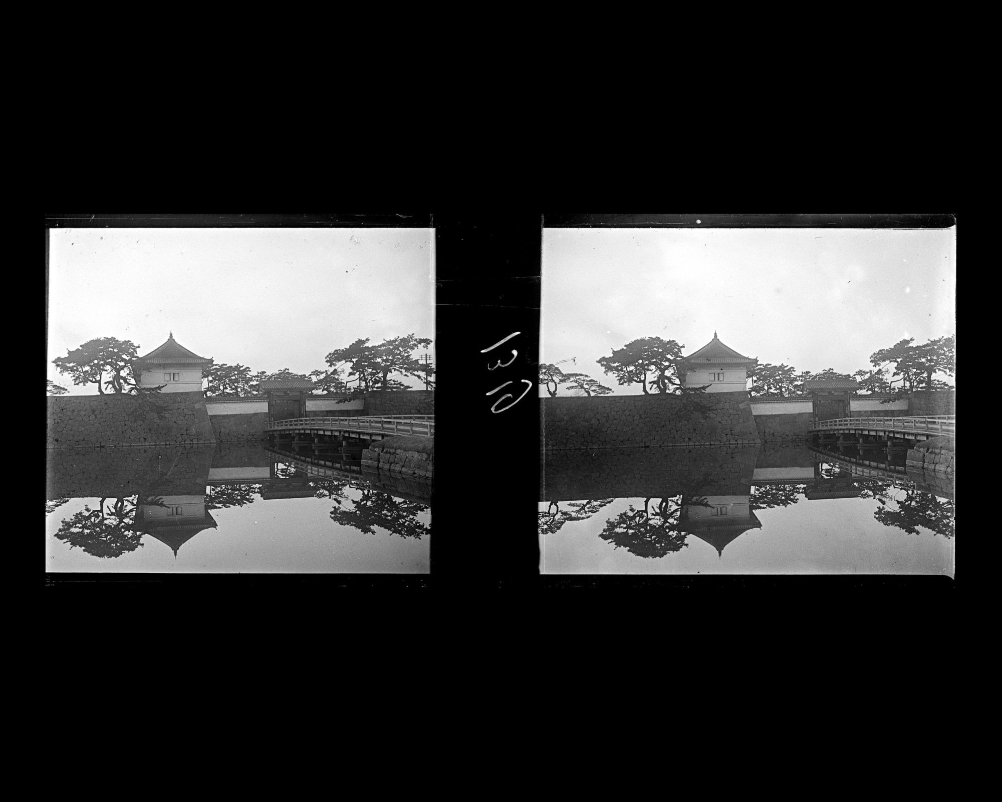 Image représentant Les douves et la porte Wadakura -Mon dans l'enceinte du palais impérial