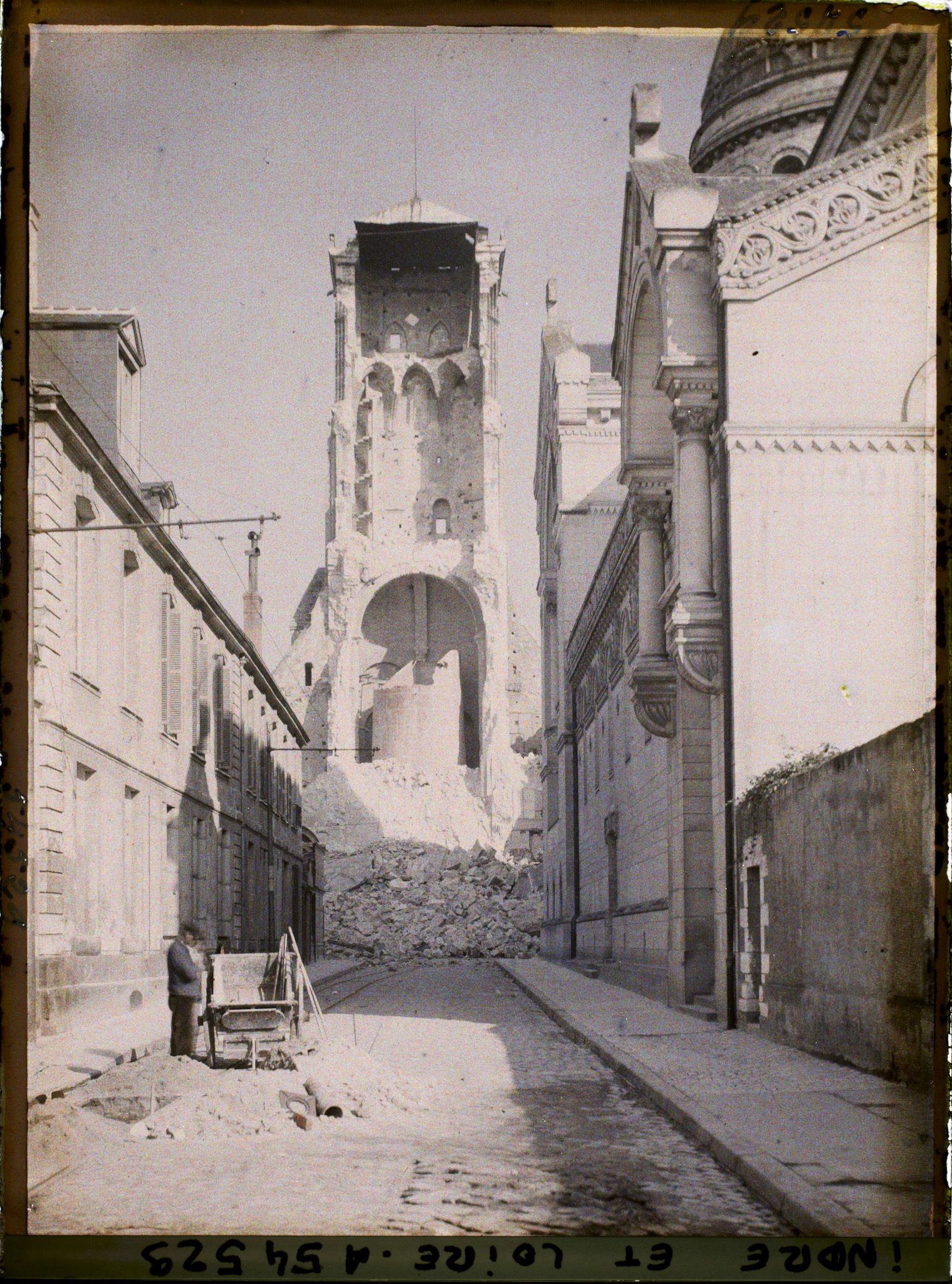 Image représentant Un ouvrier devant la tour Charlemagne, après son effondrement partiel, vue de la rue Descartes