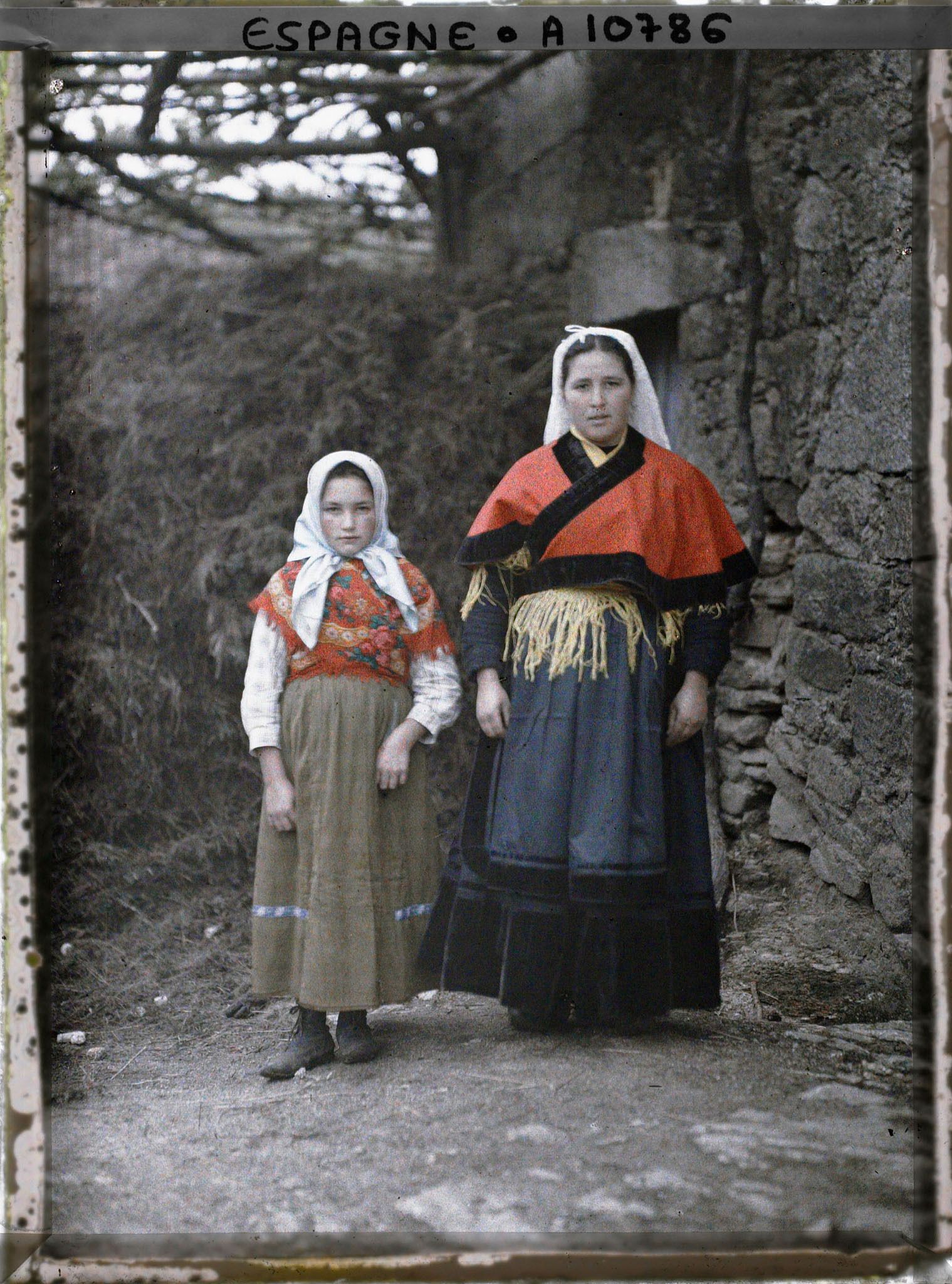 Image représentant Deux jeunes filles en costume : la plus âgée en costume gallego galicien, la petite en habit de la montagne