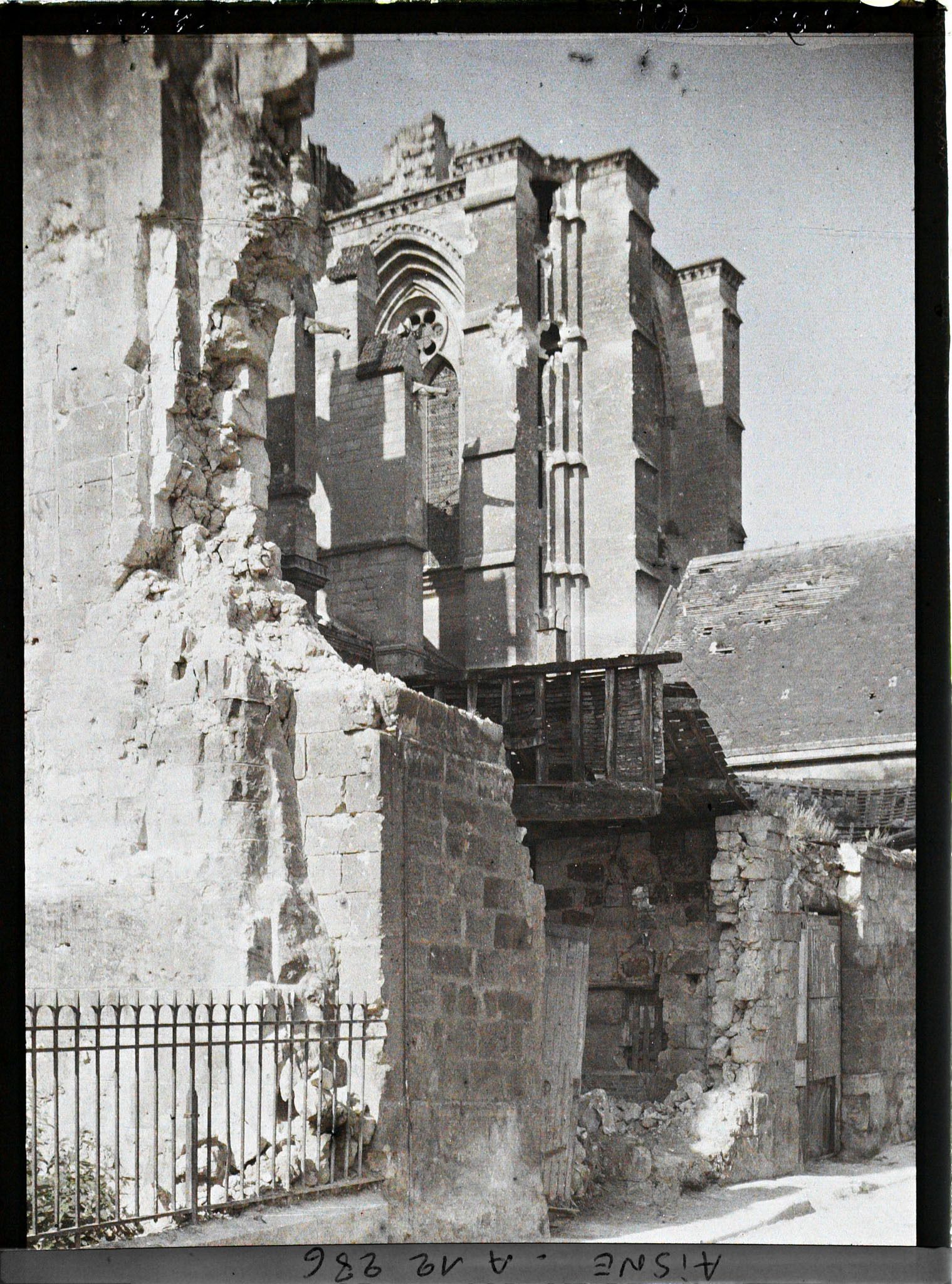 Image représentant La cathédrale touchée par les bombardements