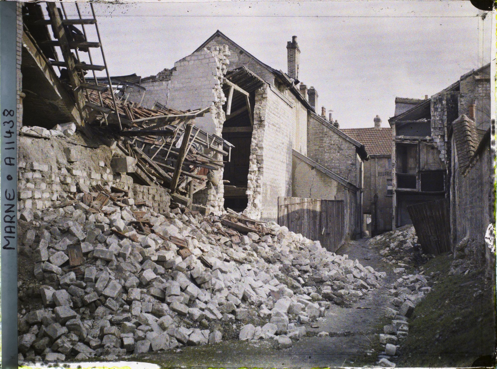 Image représentant La rue Laurent Déramez en ruine