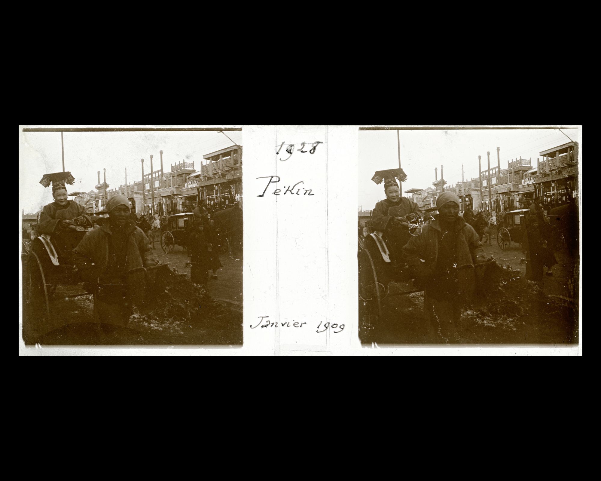 Image représentant Un pousse transportant une aristocrate mandchoue à la coiffure erbatou, certainement aux environs de Dongsi pailou ("Quatre Portiques de l'Est")