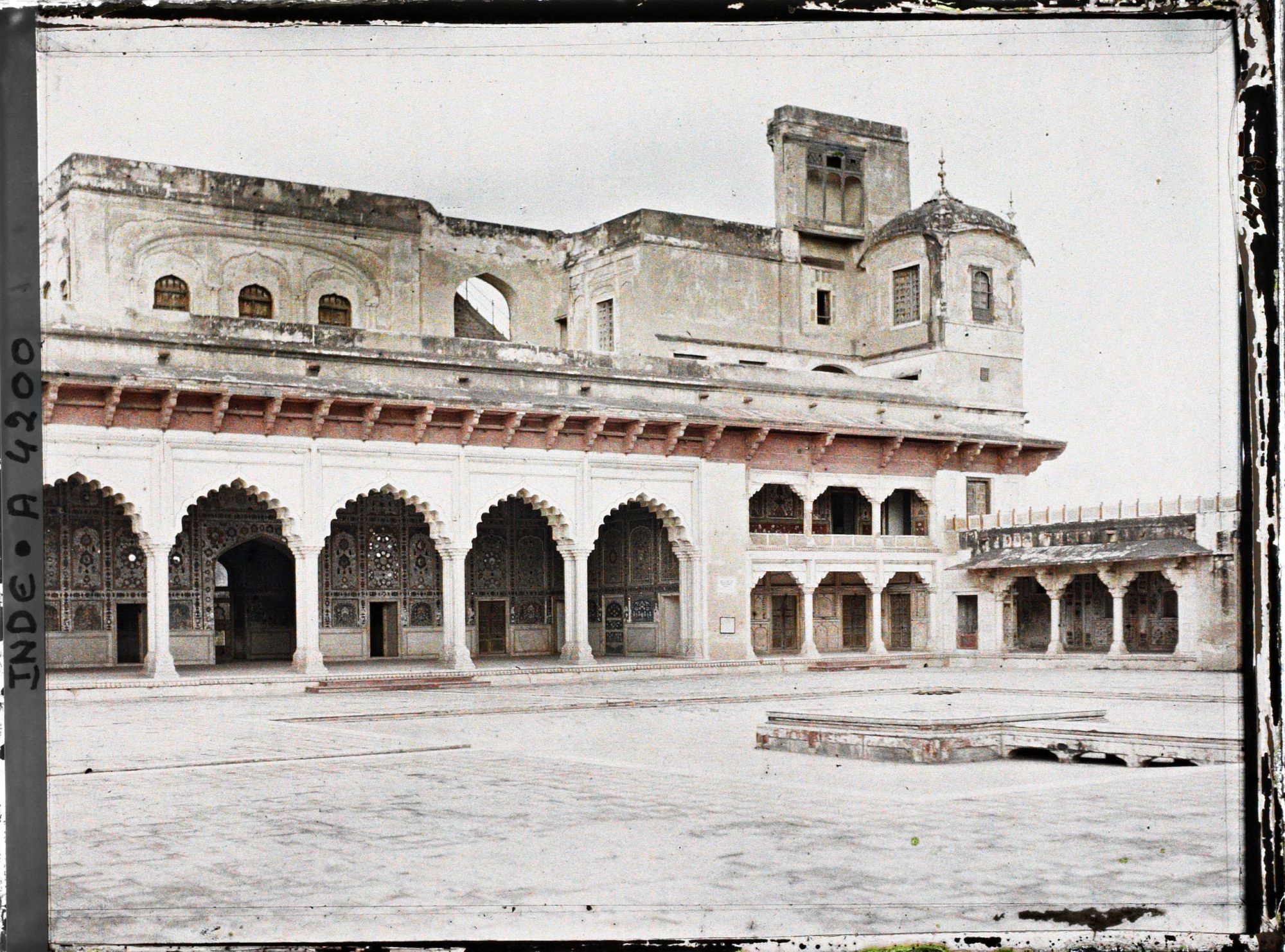 Image représentant Le Shish Mahal ("Palais des Miroirs"), édifié en 1631 par Shah Jahan