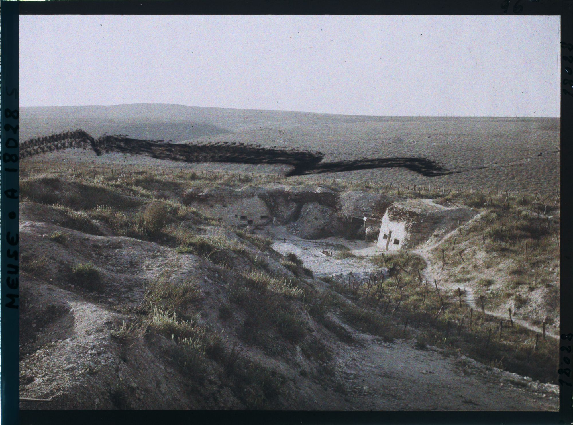 Image représentant France, Fort de Vaux, Panorama pris dans la direction de Douaumont. On aperçoit à droite la porte par laquelle les Allemands pénétrèrent dans le fort.