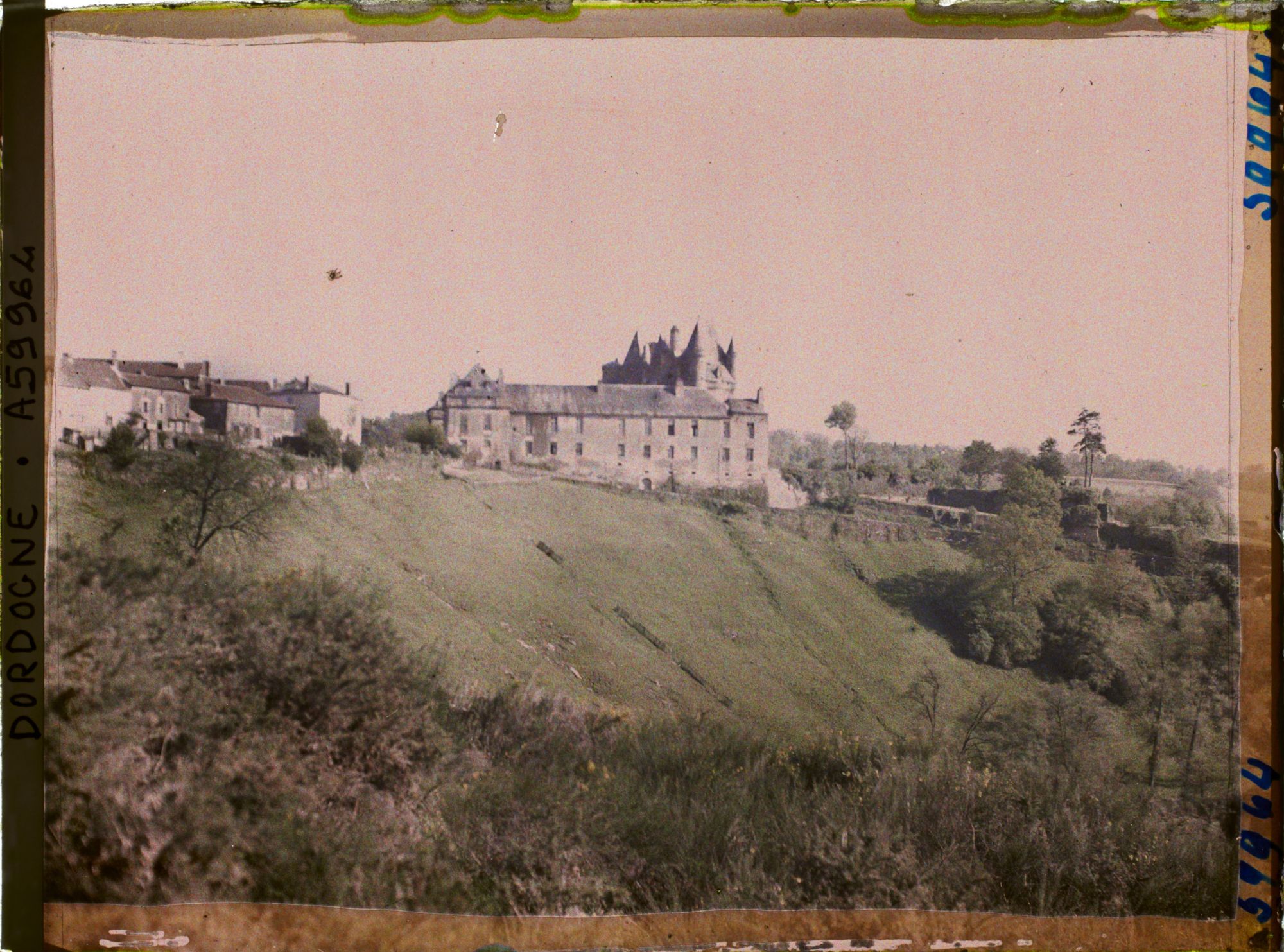 Image représentant France, Jumilhac, Vue du Village et du Château par l'Ouest