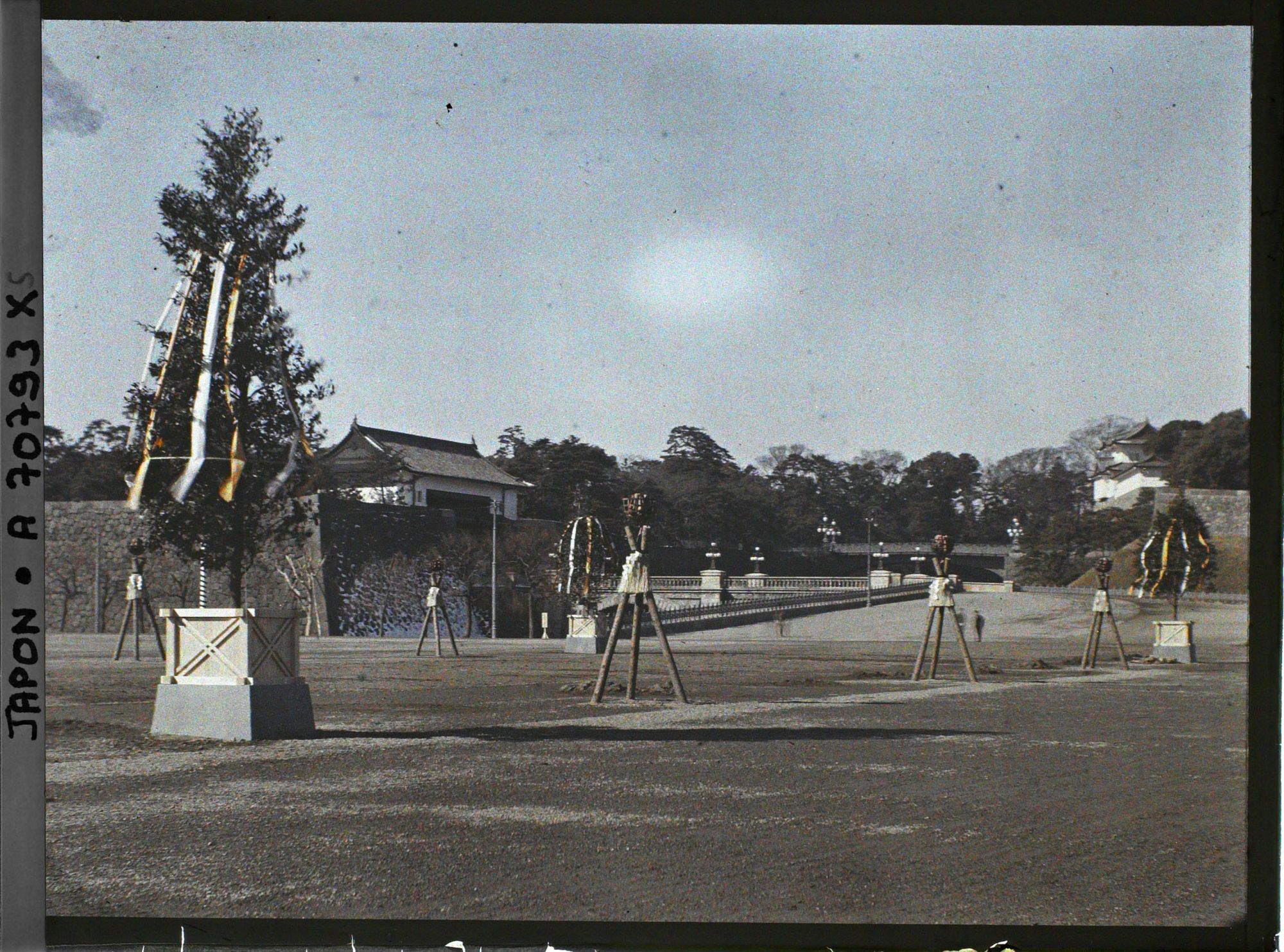 Image représentant Funérailles de l'Empereur Taisho-Tenno (Yoshihito), décor mortuaire sur l'esplanade du palais impérial