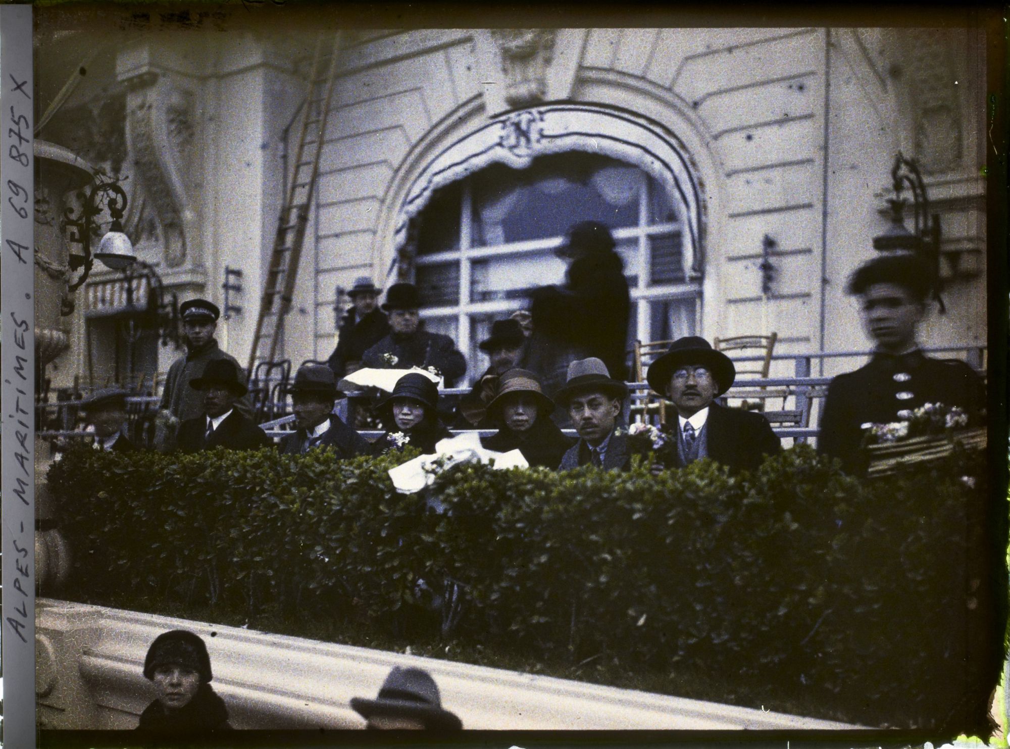 Image représentant Ensemble de personnes (dont les Asaka), assistant à des festivités urbaines sur la terrasse du Négresco