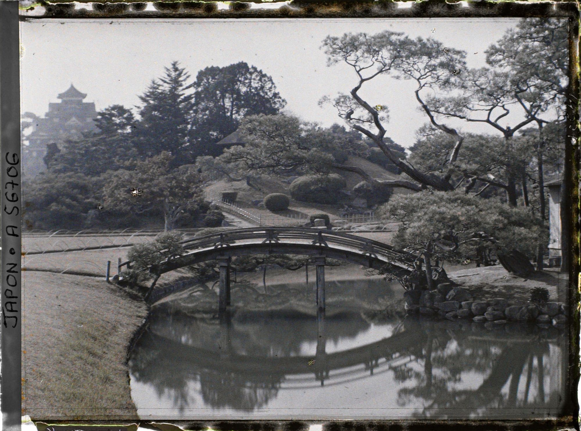 Image représentant Jardin Kôrakuen : Pont menant à l'île Naka-no-shima sur l'étang Sawa-no-ike