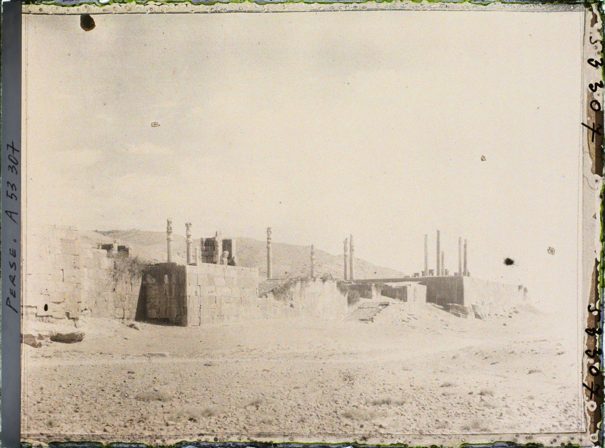 Image représentant Vue sur le double escalier monumental de la terrasse de l'Apadana