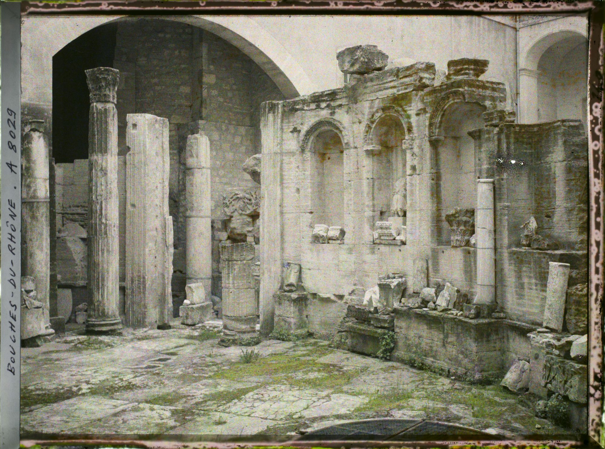 Image représentant Eléments de l'exèdre en demi-cercle qui fermait le forum dans la cour du Museon Arlaten