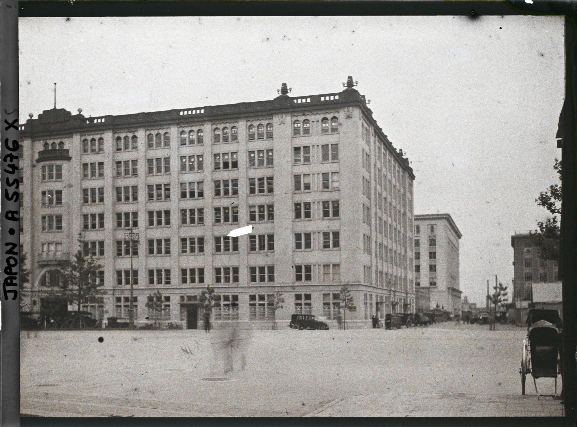 Image représentant L'immeuble Kaijo (Kaijo Hoken) sur l'esplanade de la gare, quartier de Marunouchi