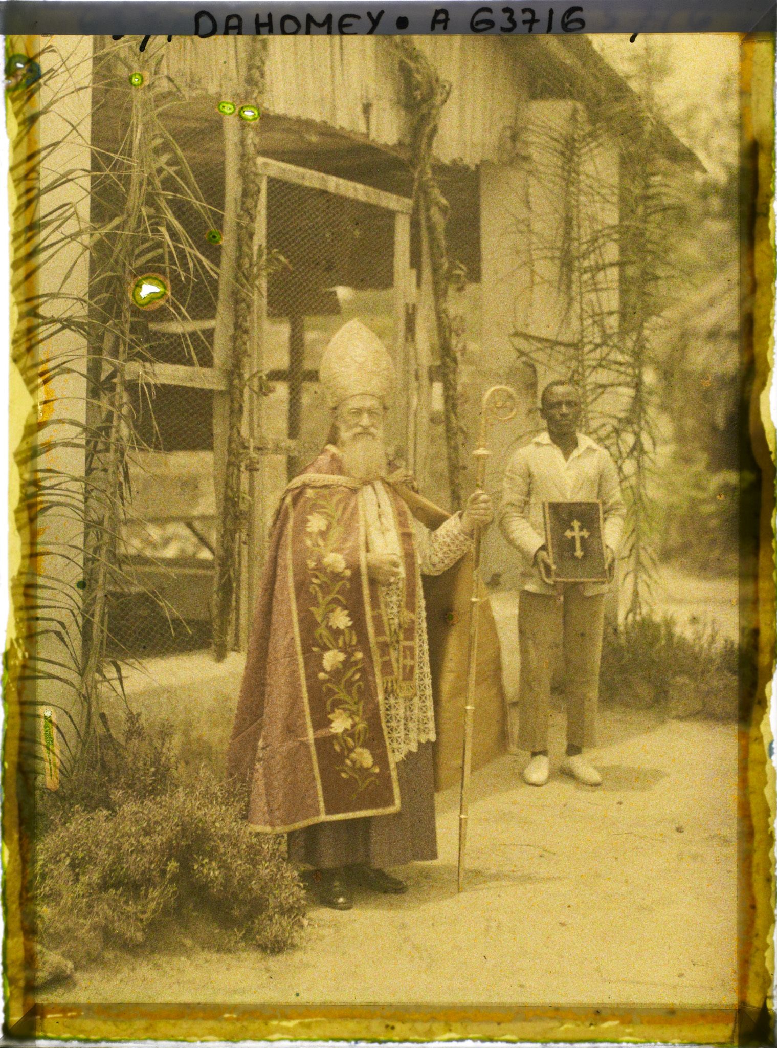 Image représentant Monseigneur Steinmetz et son " boy "