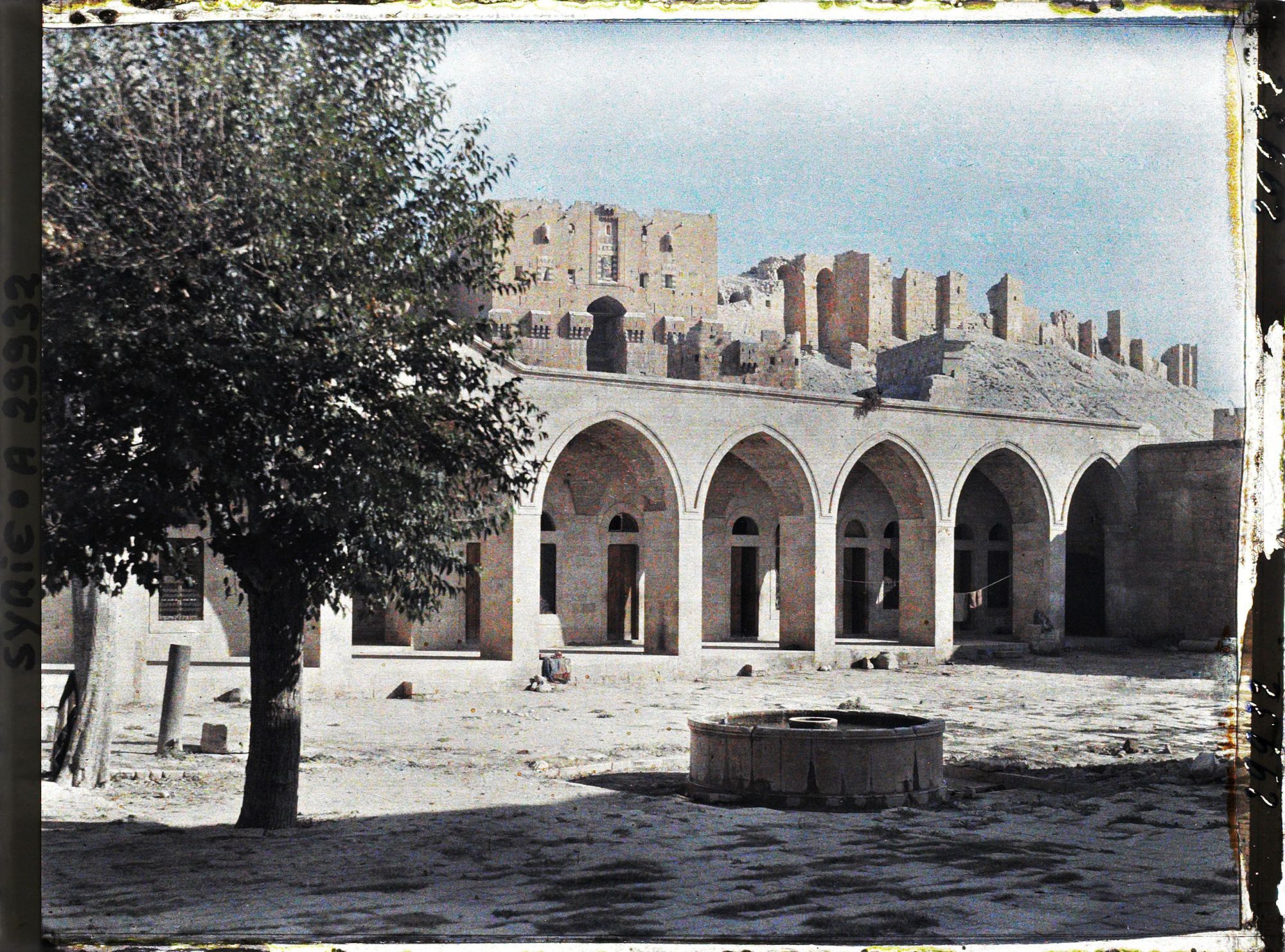 Image représentant Vue de la citadelle depuis la cour intérieur de la mosquée et madrasa Khusruwiyya au sud-ouest