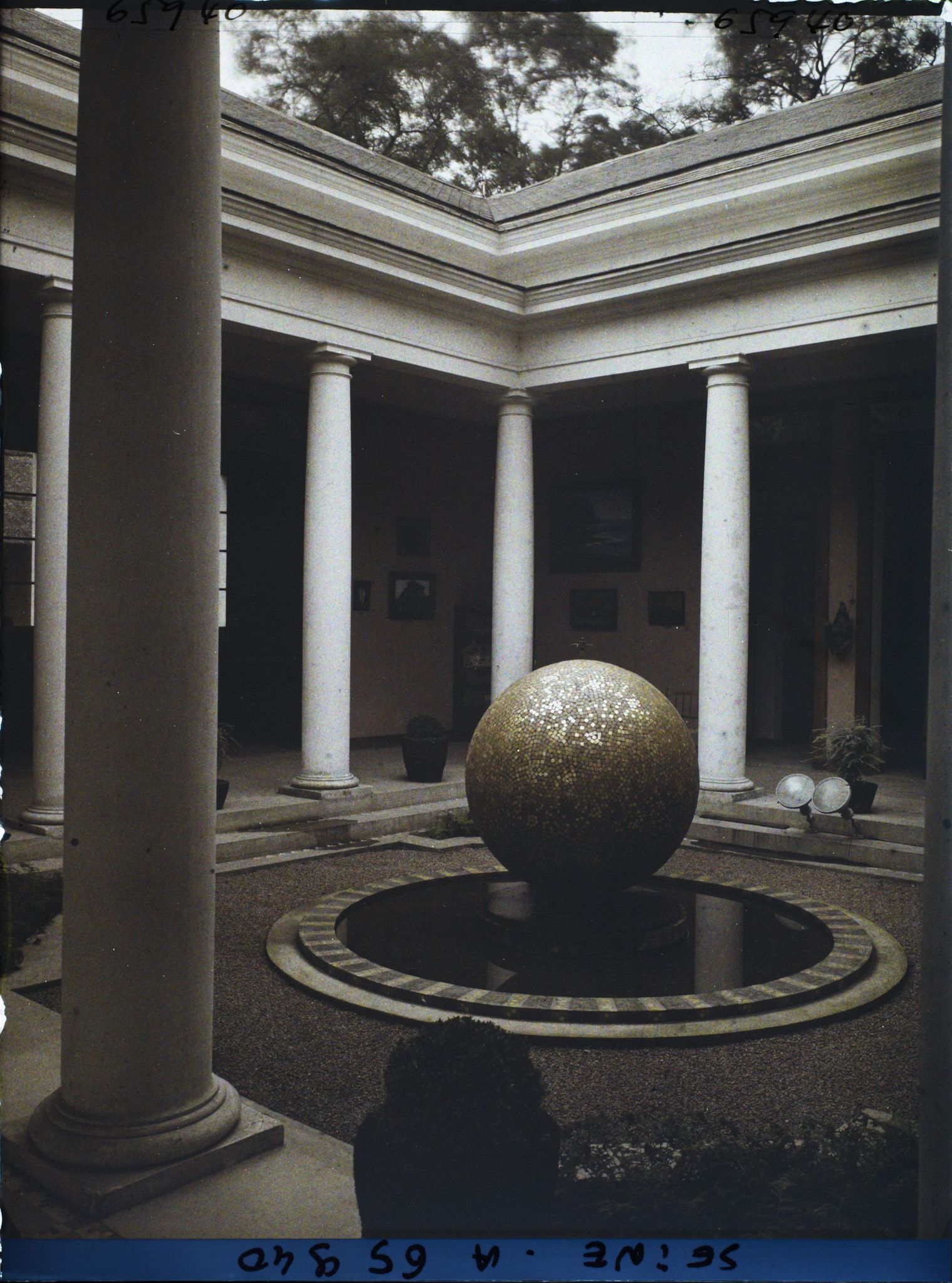 Image représentant L'Exposition Coloniale Internationale de 1931, la cour du pavillon de la Réunion