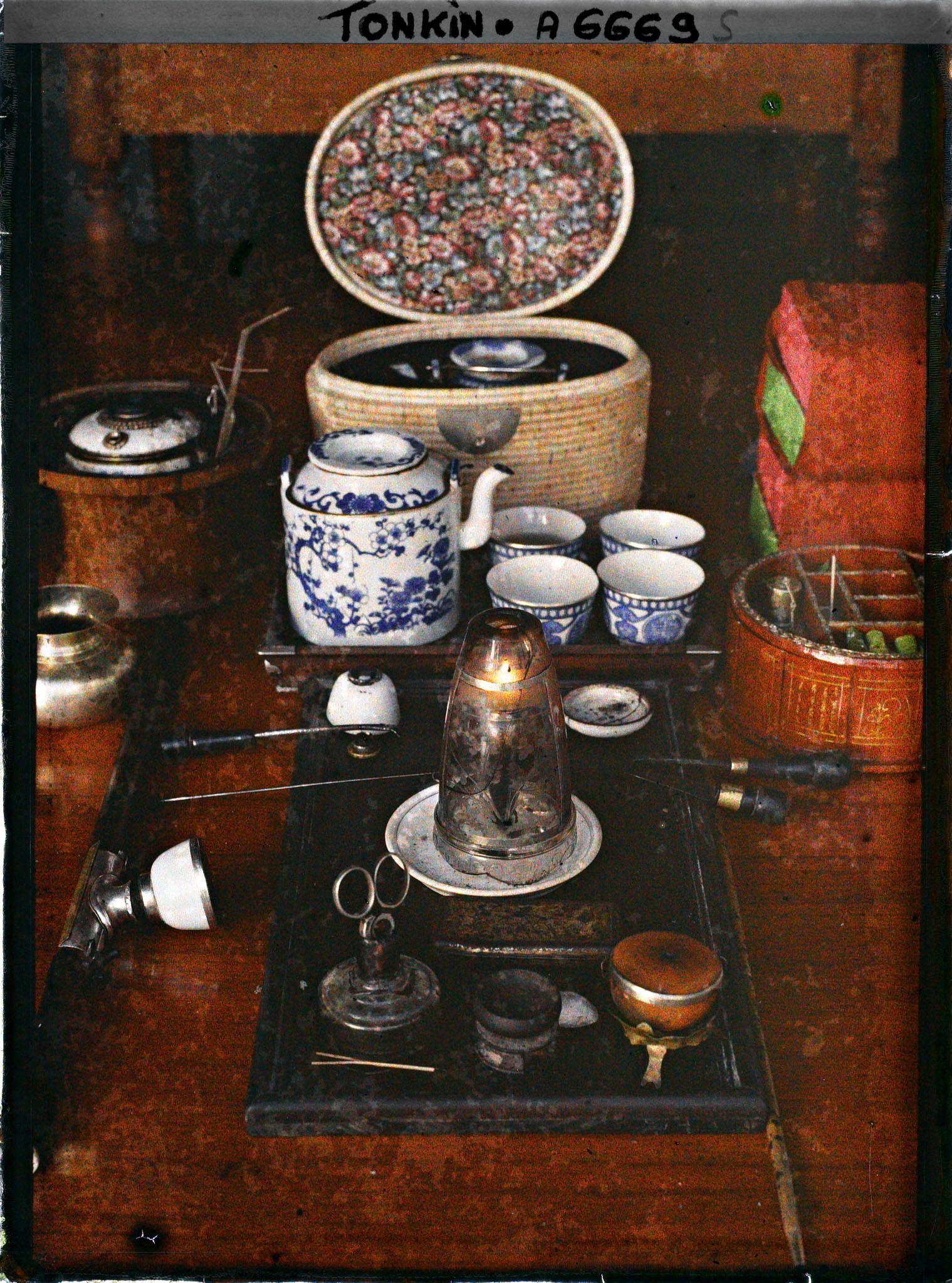 Image représentant Des ustensiles de fumeurs d'opium, de classe moyenne