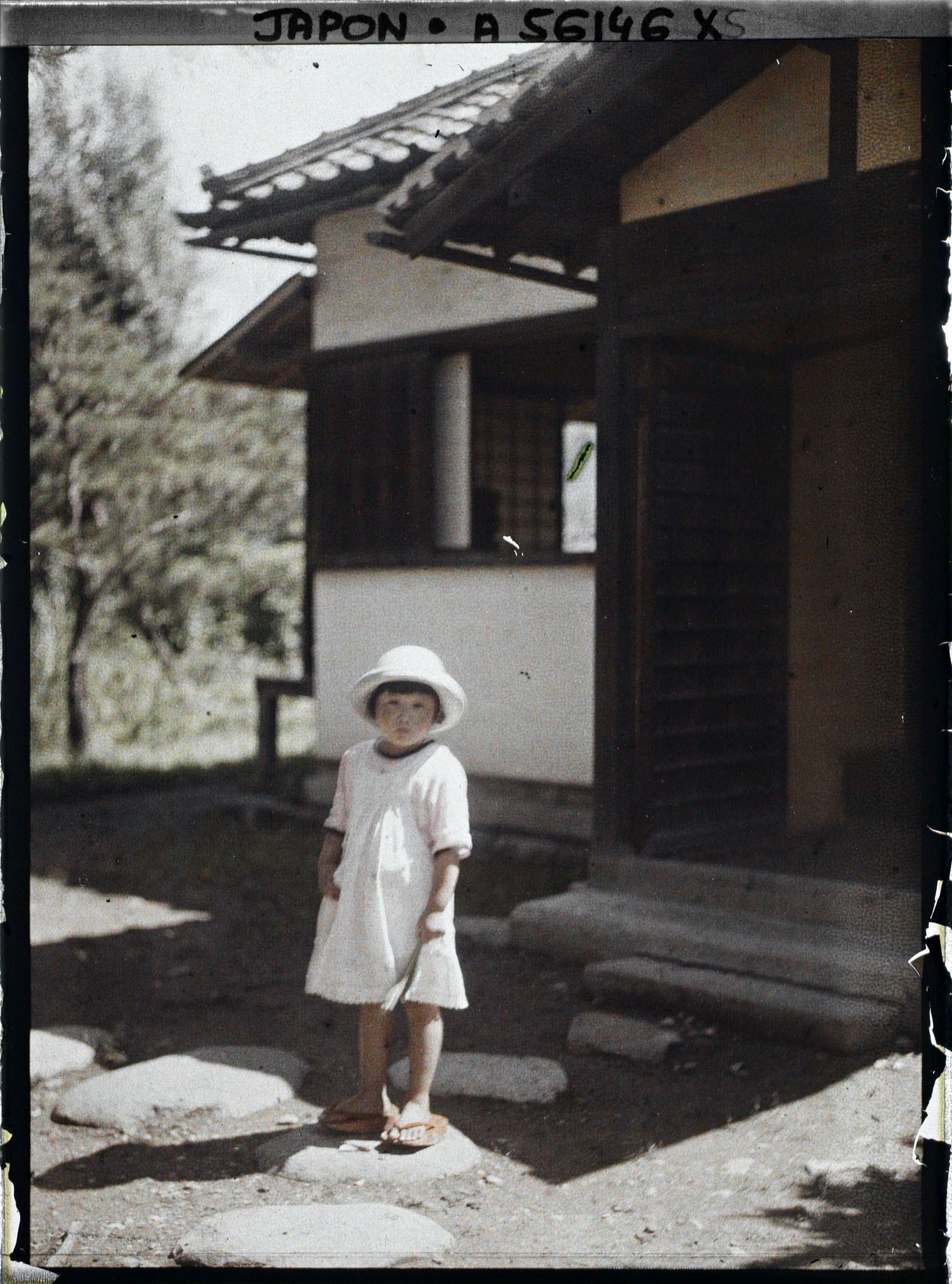 Image représentant Fillette vêtue à l'occidentale