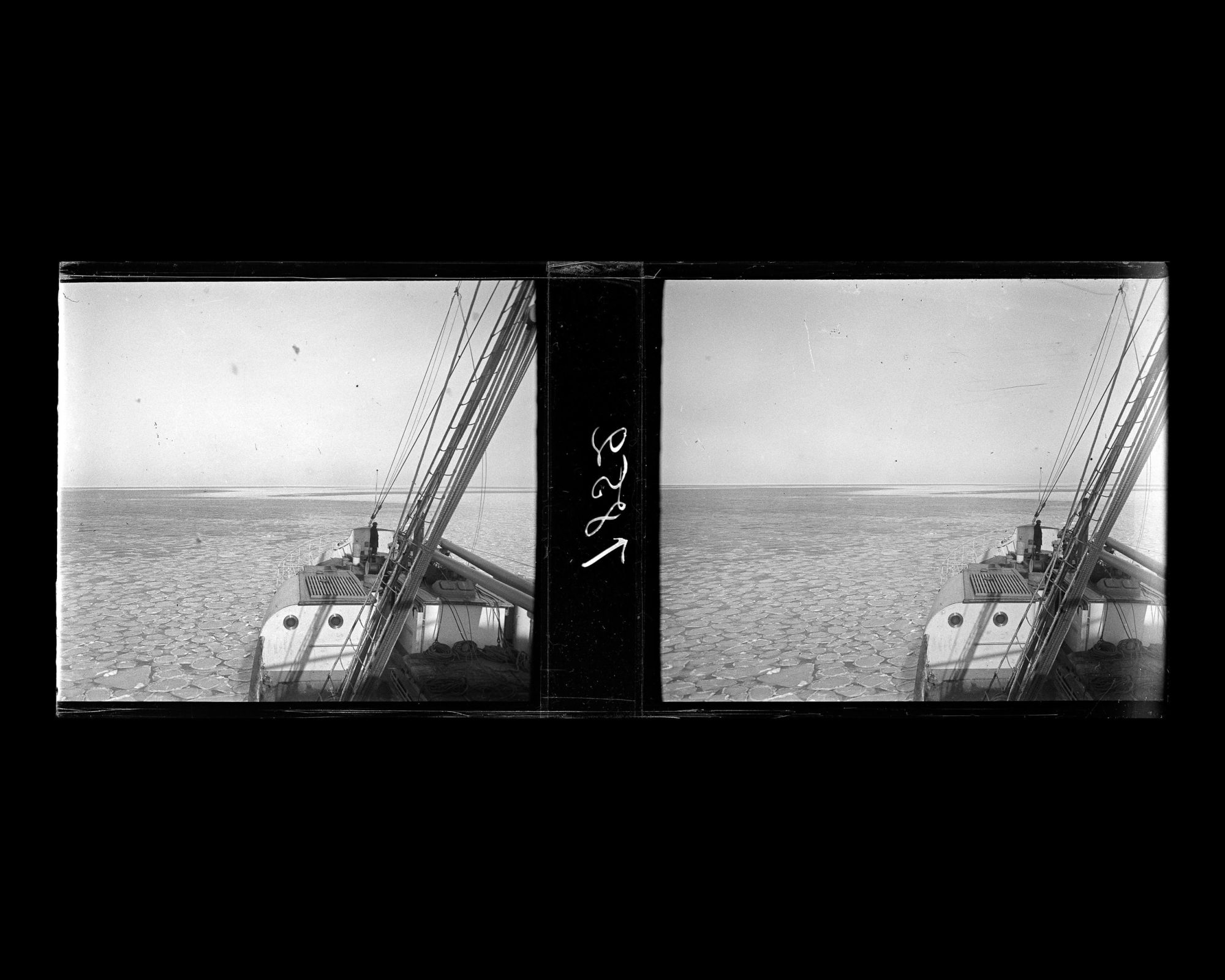 Image représentant La proue du vapeur allemand Staatssekretär Kraëtke naviguant au milieu de la banquise