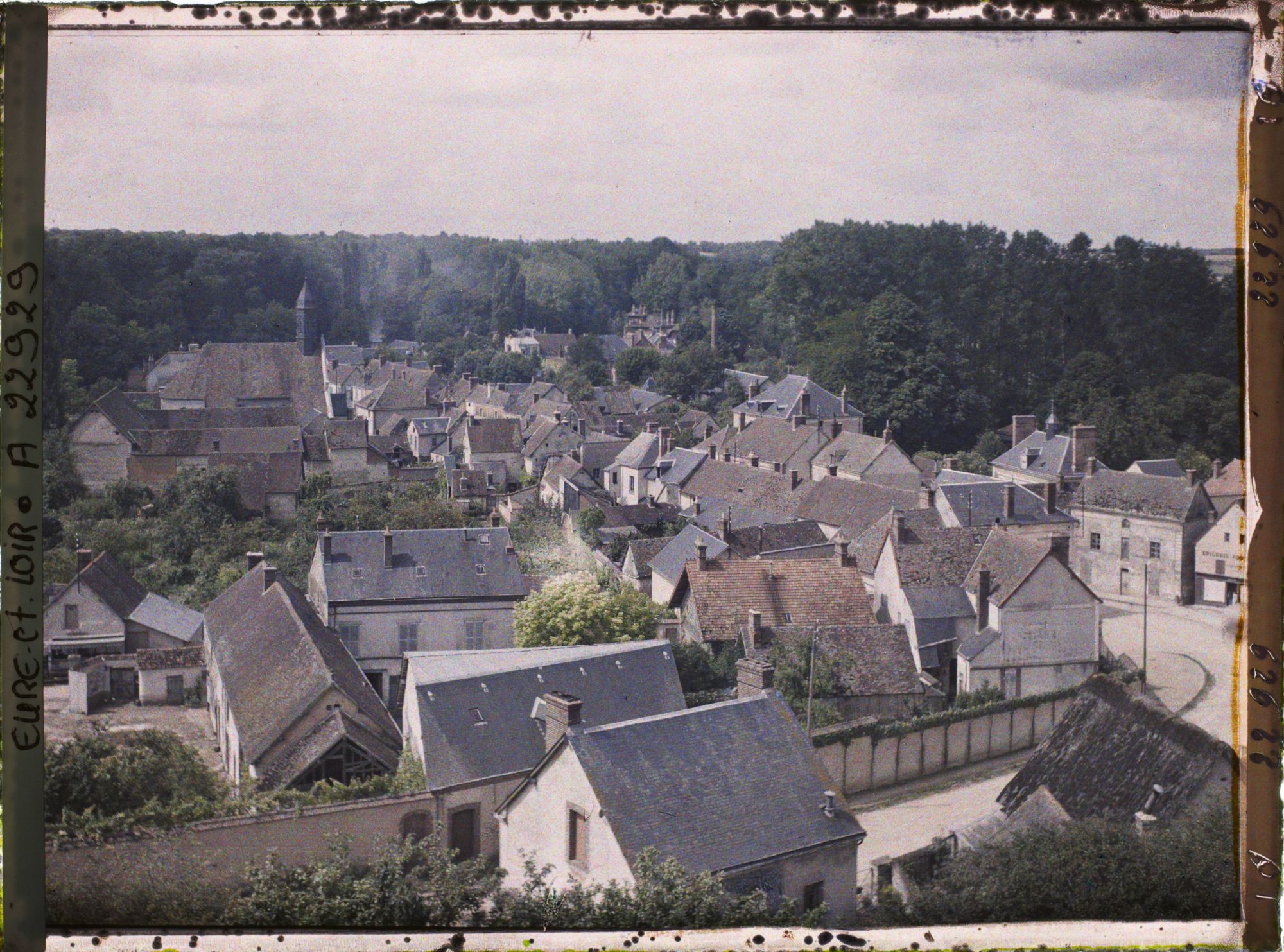 Image représentant Vue de la Grand Rue et l'église Saint-Chéron