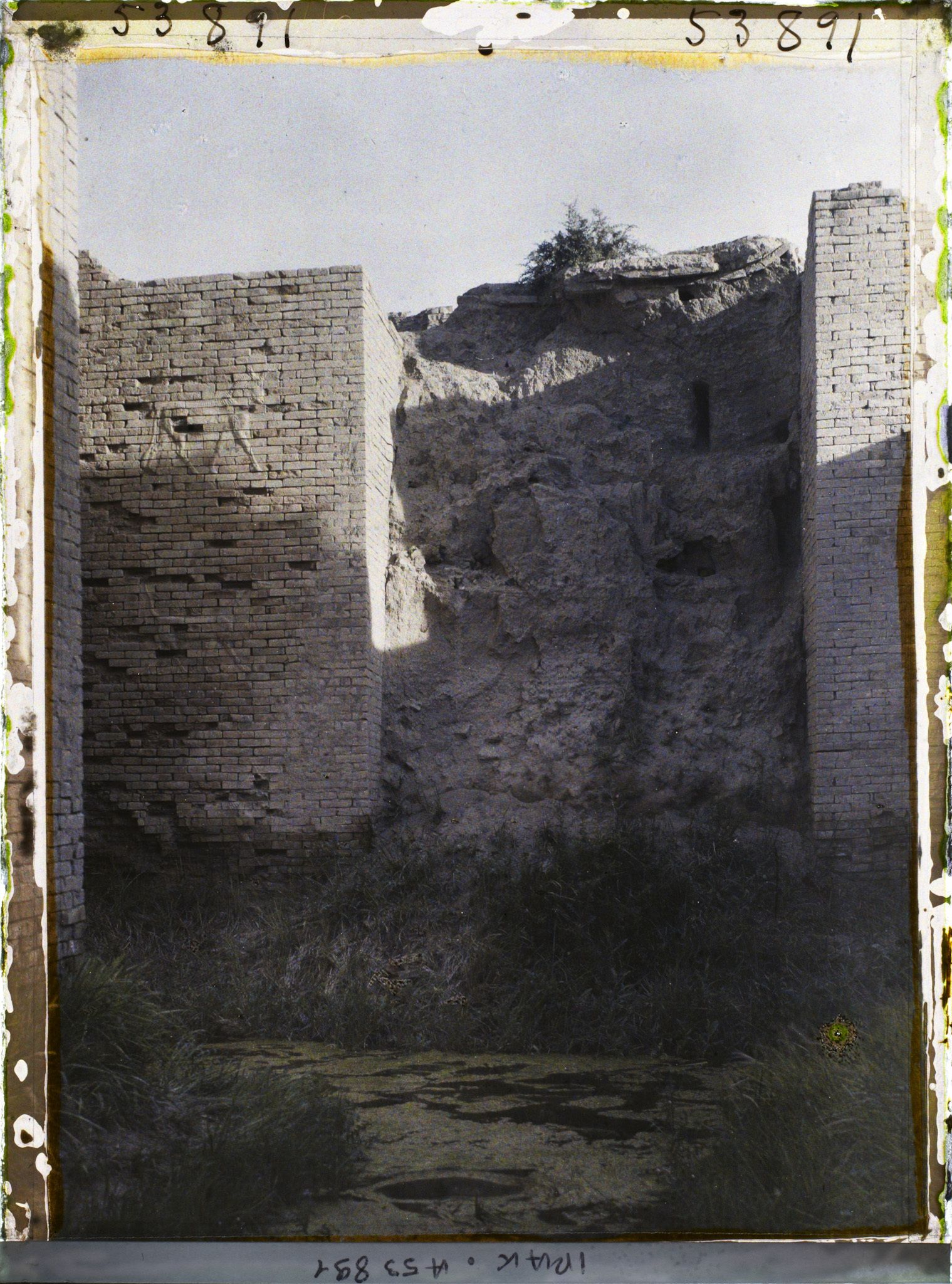 Image représentant La porte d'Ishtar (déesse de la fécondité), en briques, haute de plus de 12 mètres (VIe siècle avant J.-C.)