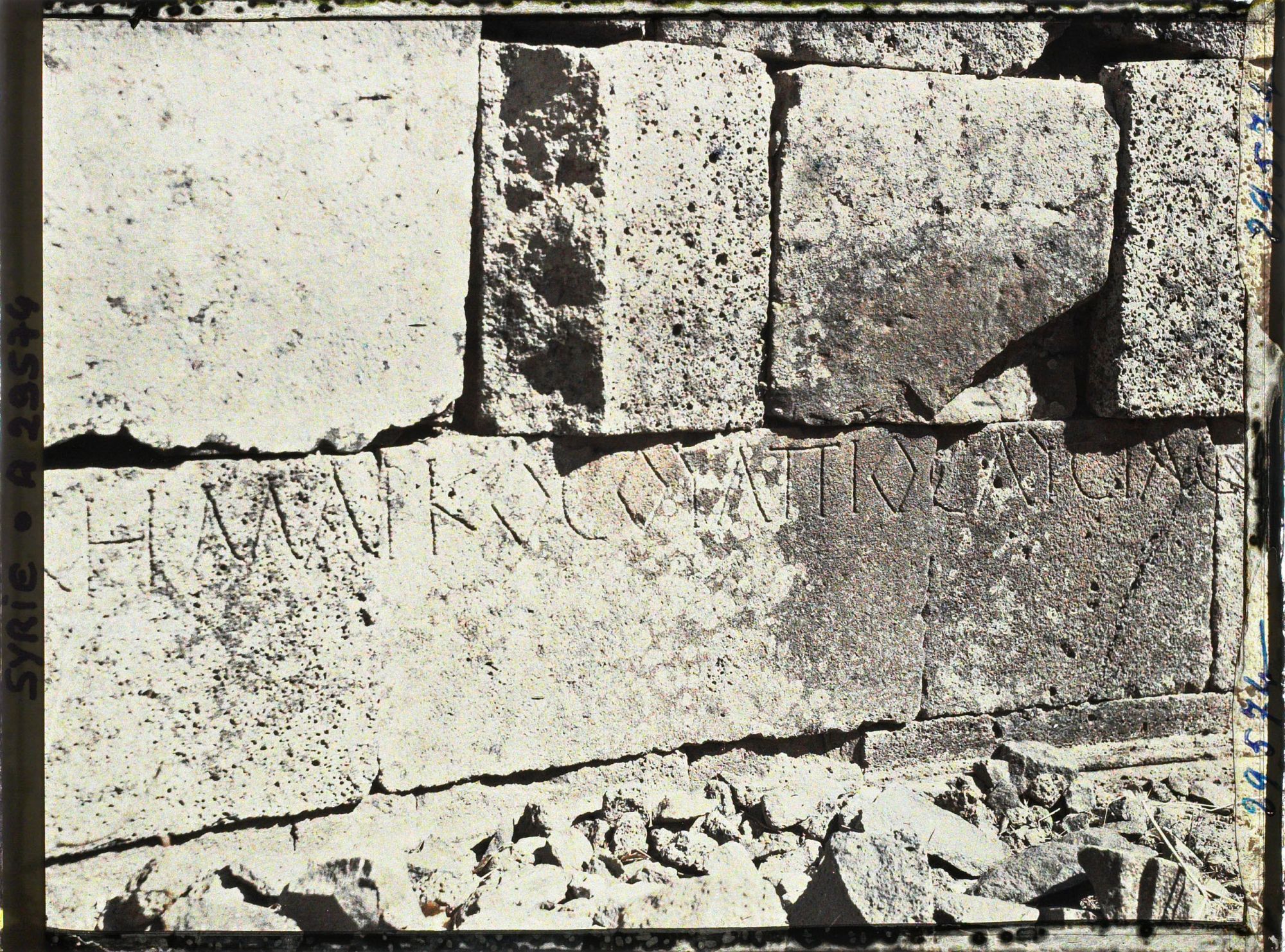 Image représentant Inscription en caractères grecs sur les murs du théâtre