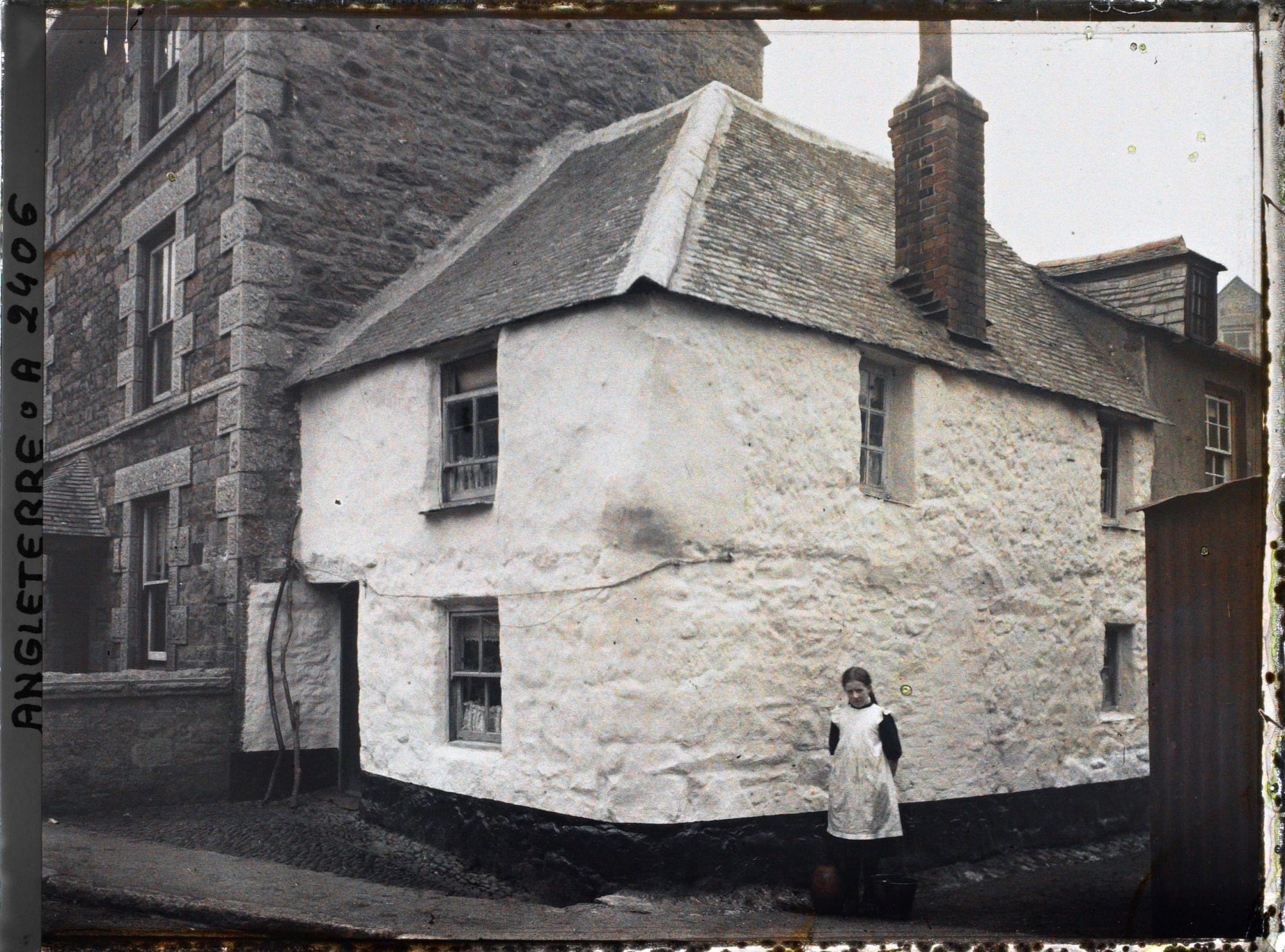 Image représentant Jeune fille devant une petite habitation