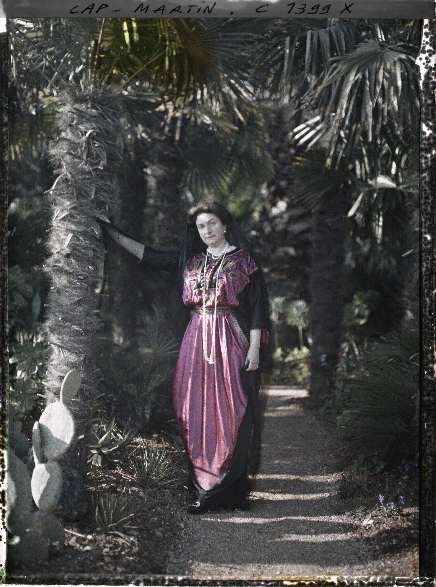 Image représentant La baronne Bertha von Schoen dans le jardin d'Albert Kahn