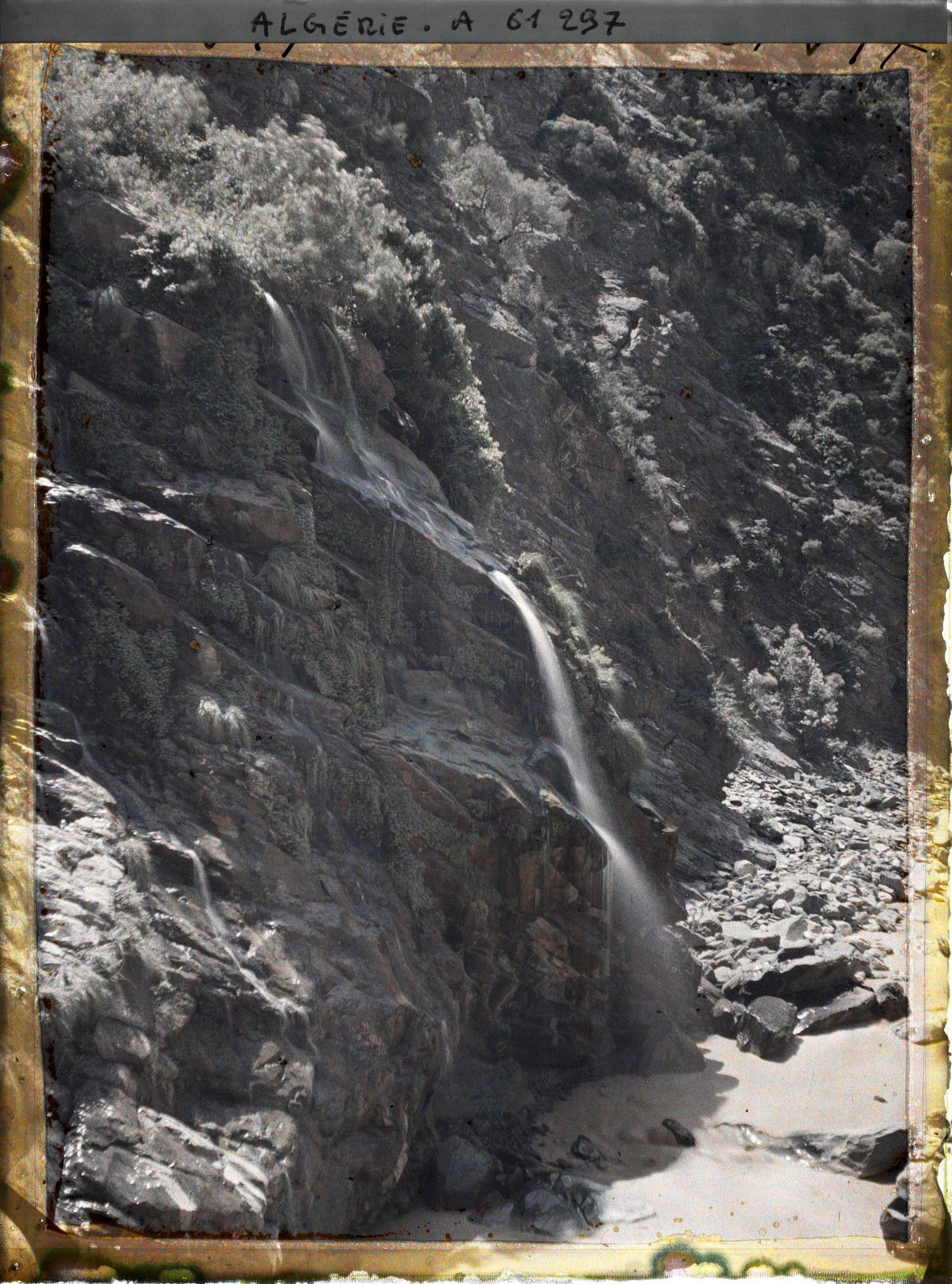 Image représentant Une cascade dans les gorges