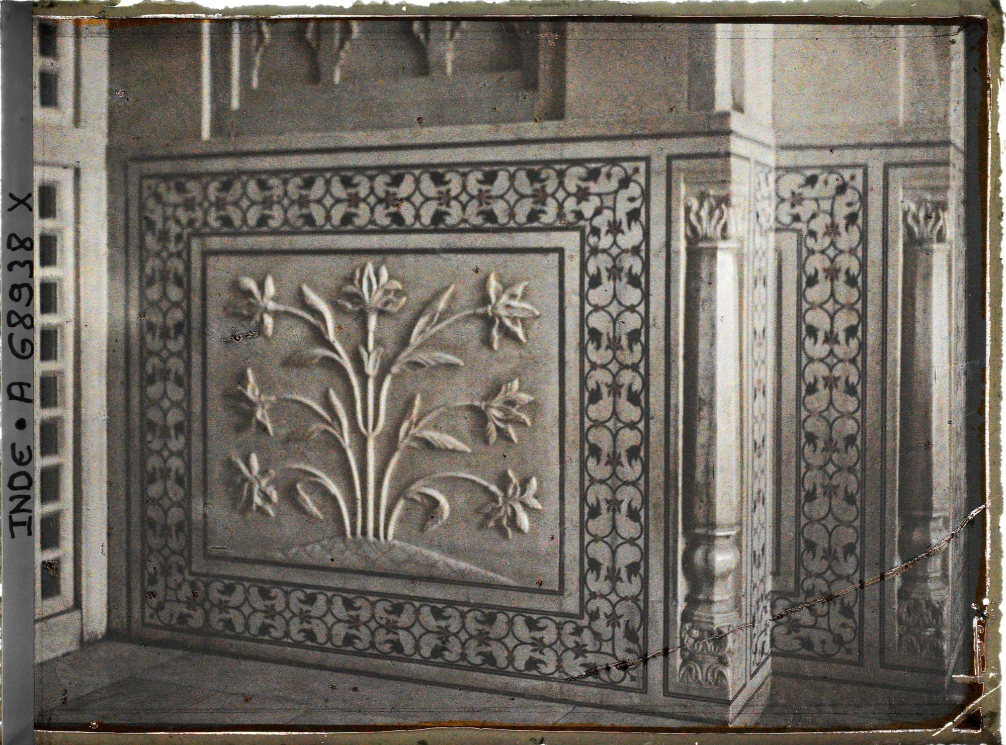 Image représentant Panneau de marbre ciselé encadré de frises en pietra dura décorant l'un des vestibules du Taj Mahal