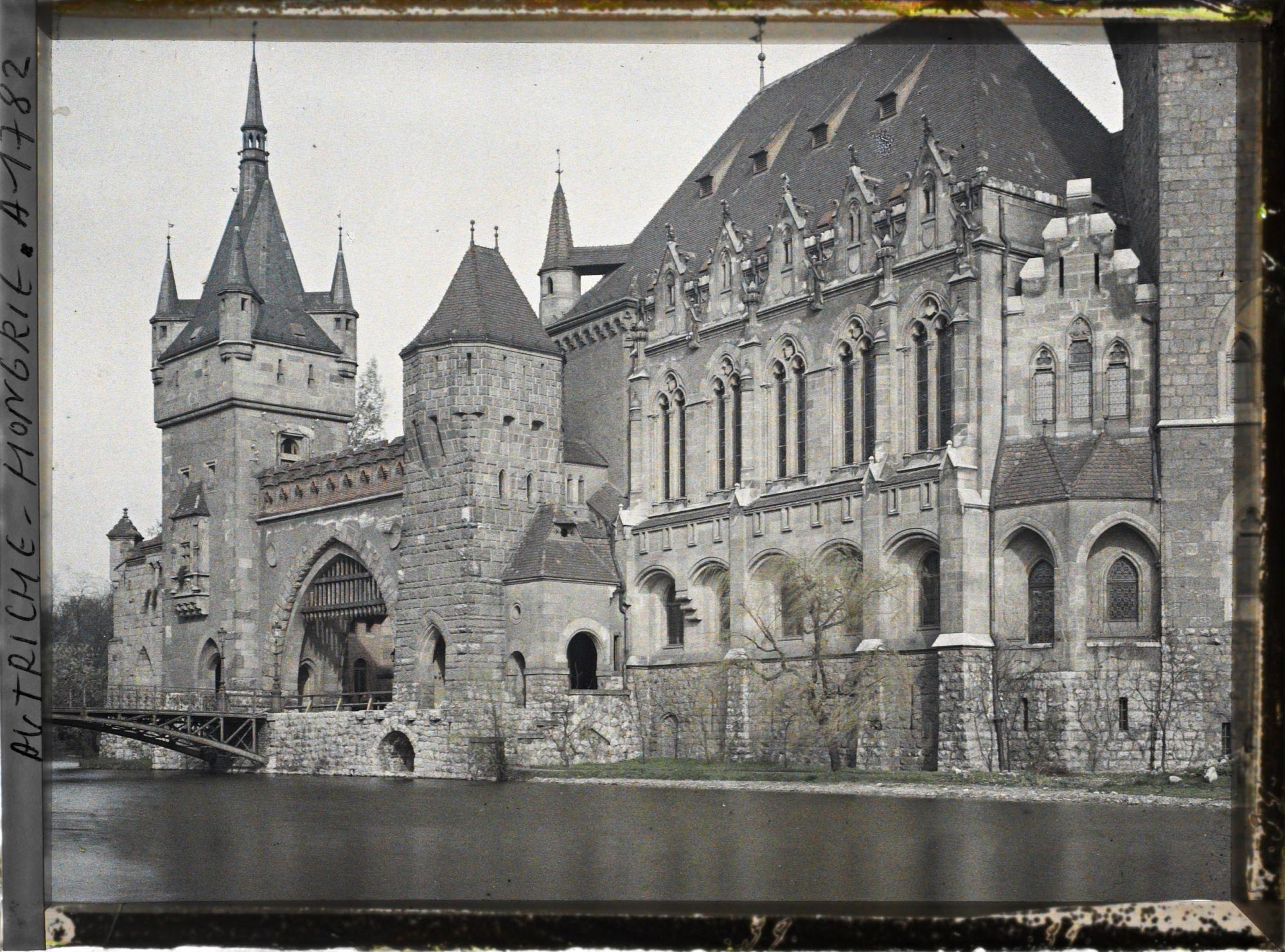 Image représentant Le musée de l'agriculture, réplique d'un château ancien
