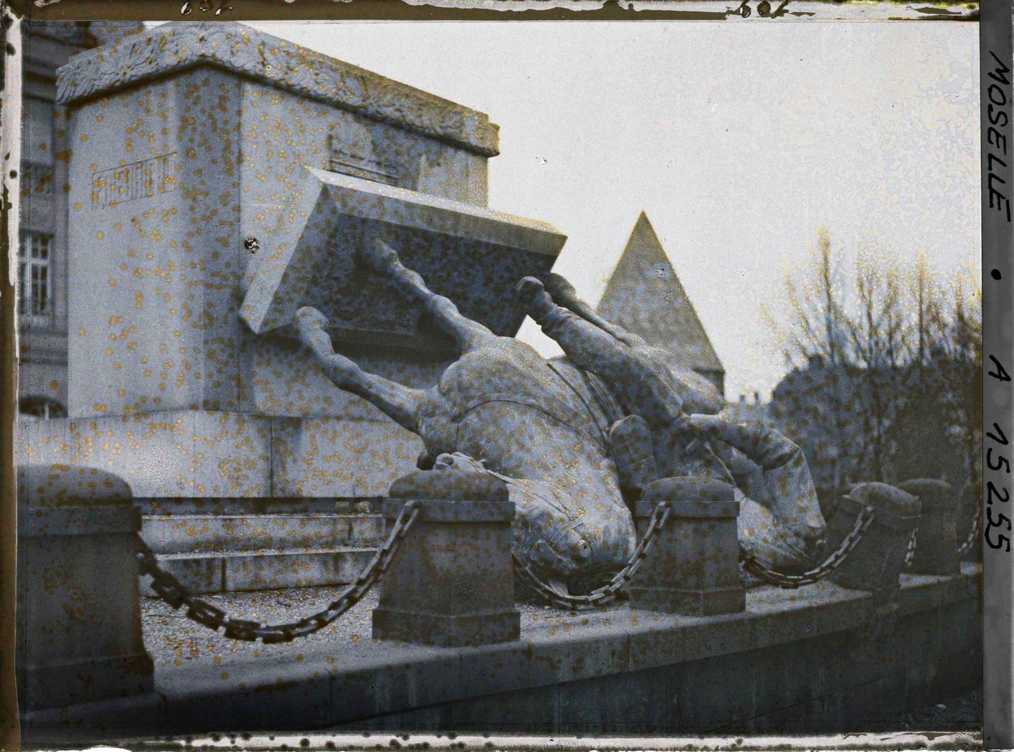 Image représentant La statue de Frédéric III de Prusse (place Raymond Mondon) déboulonnée