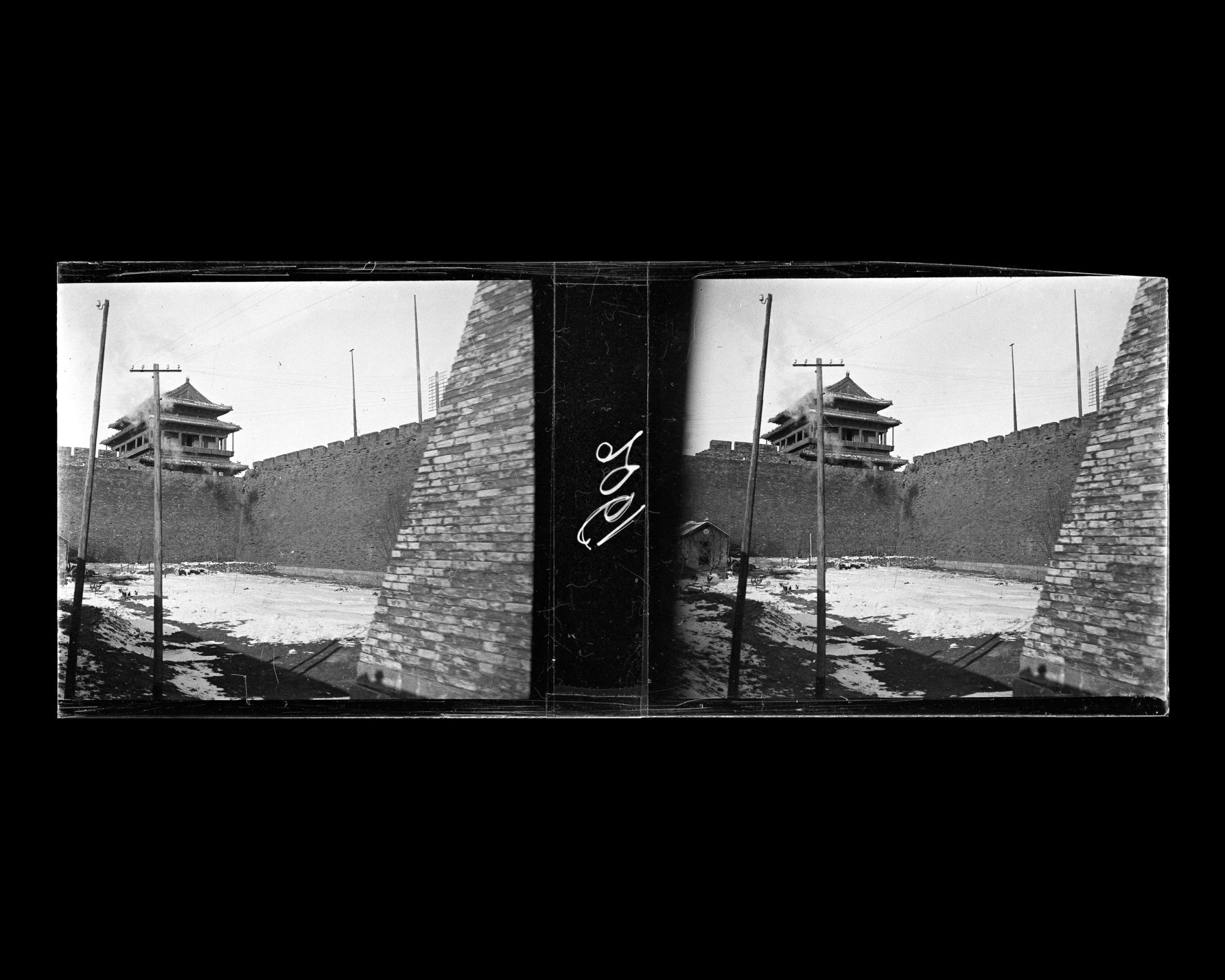 Image représentant Près de Chongwenmen ("porte de la Vénération des Lettres"), ou Hadamen.