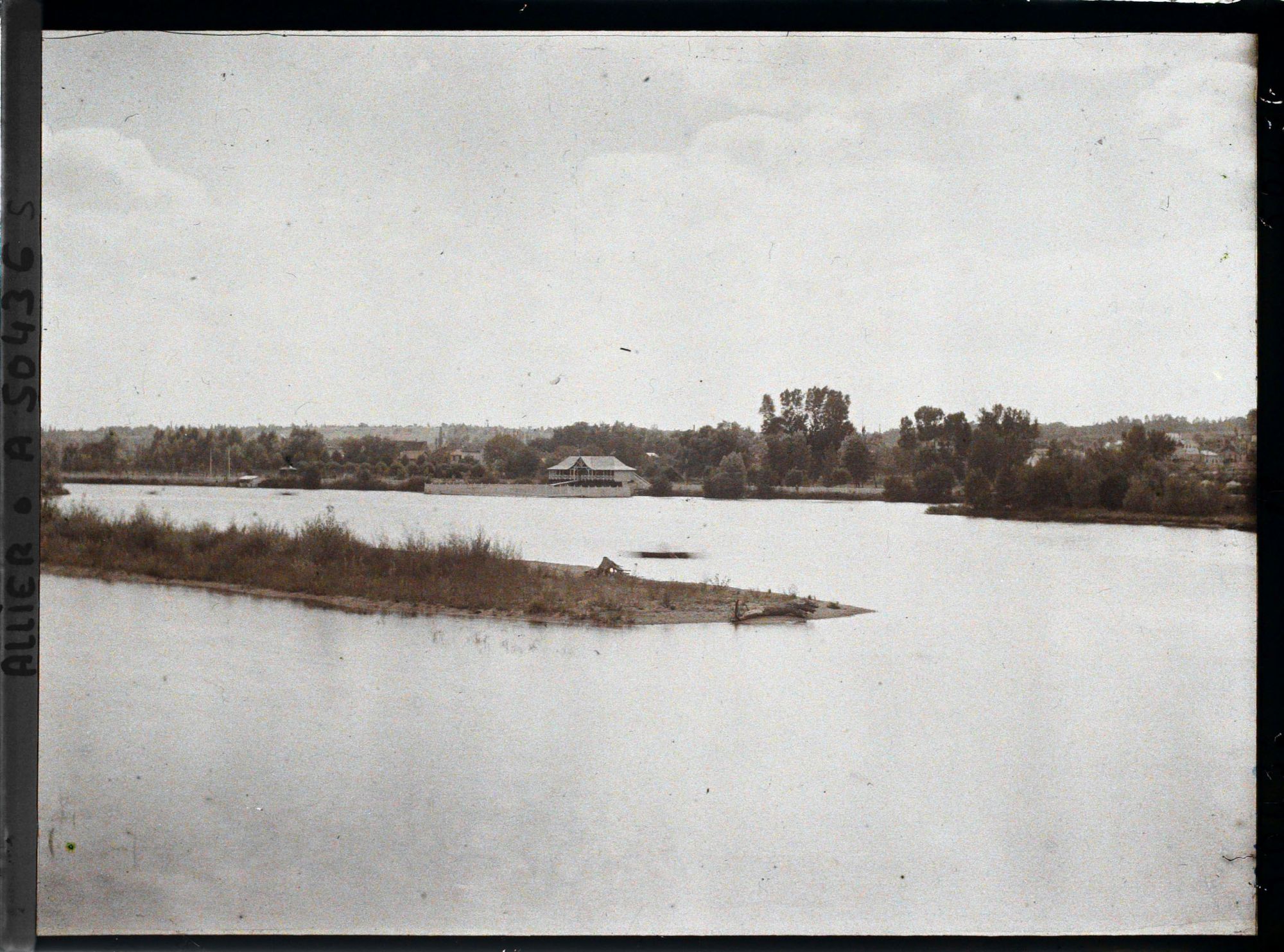 Image représentant Les bords de l'Allier vus vers l'amont