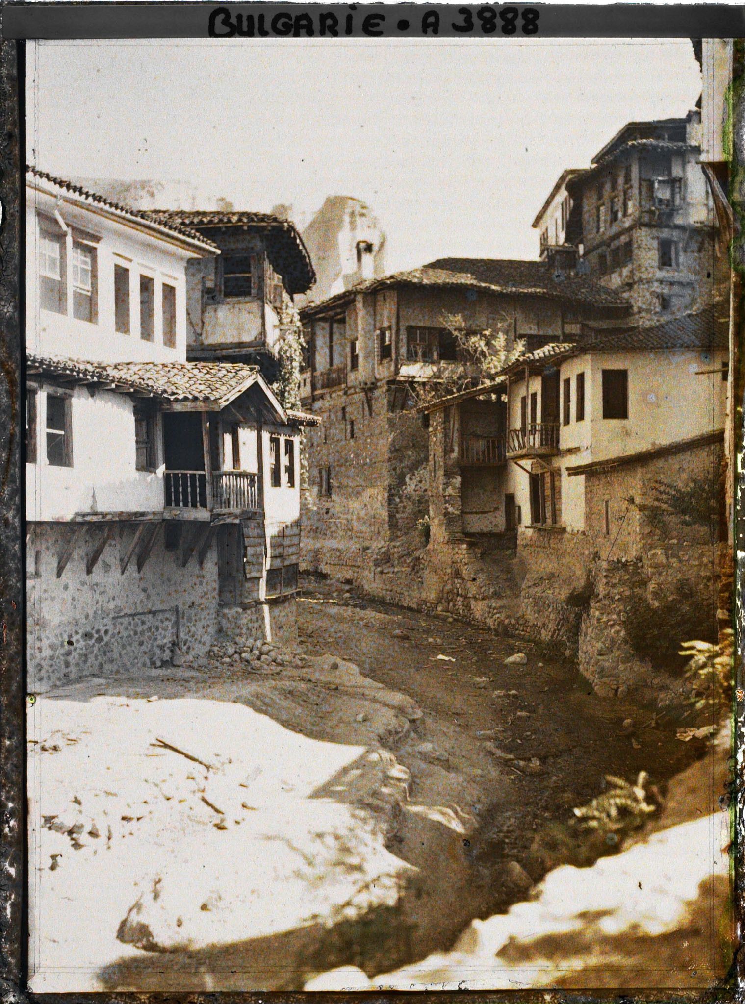 Image représentant Rue de terre battue bordée de maisons en étages