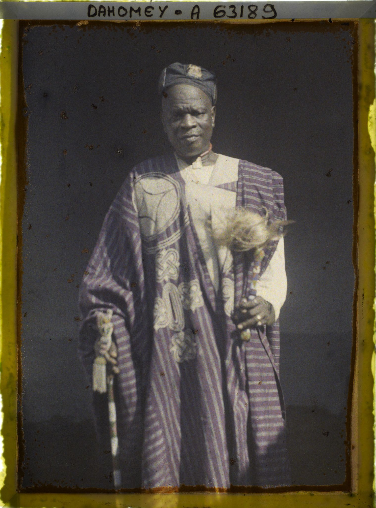 Image représentant Buste du roi Agouloyé (Nagô) et les insignes de pouvoirs