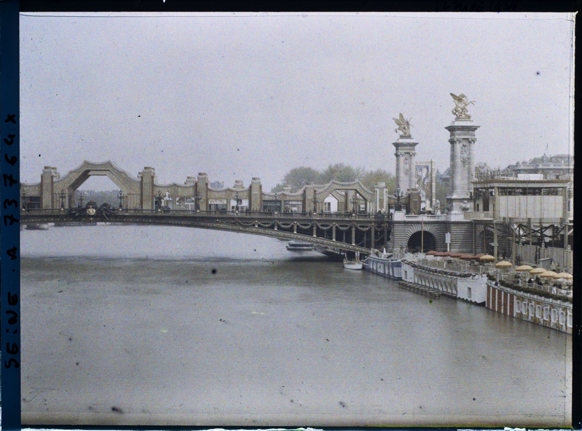 Image représentant L'Exposition des arts décoratifs, Rue des Boutiques sur le pont Alexandre III, boutiques sur le pont
