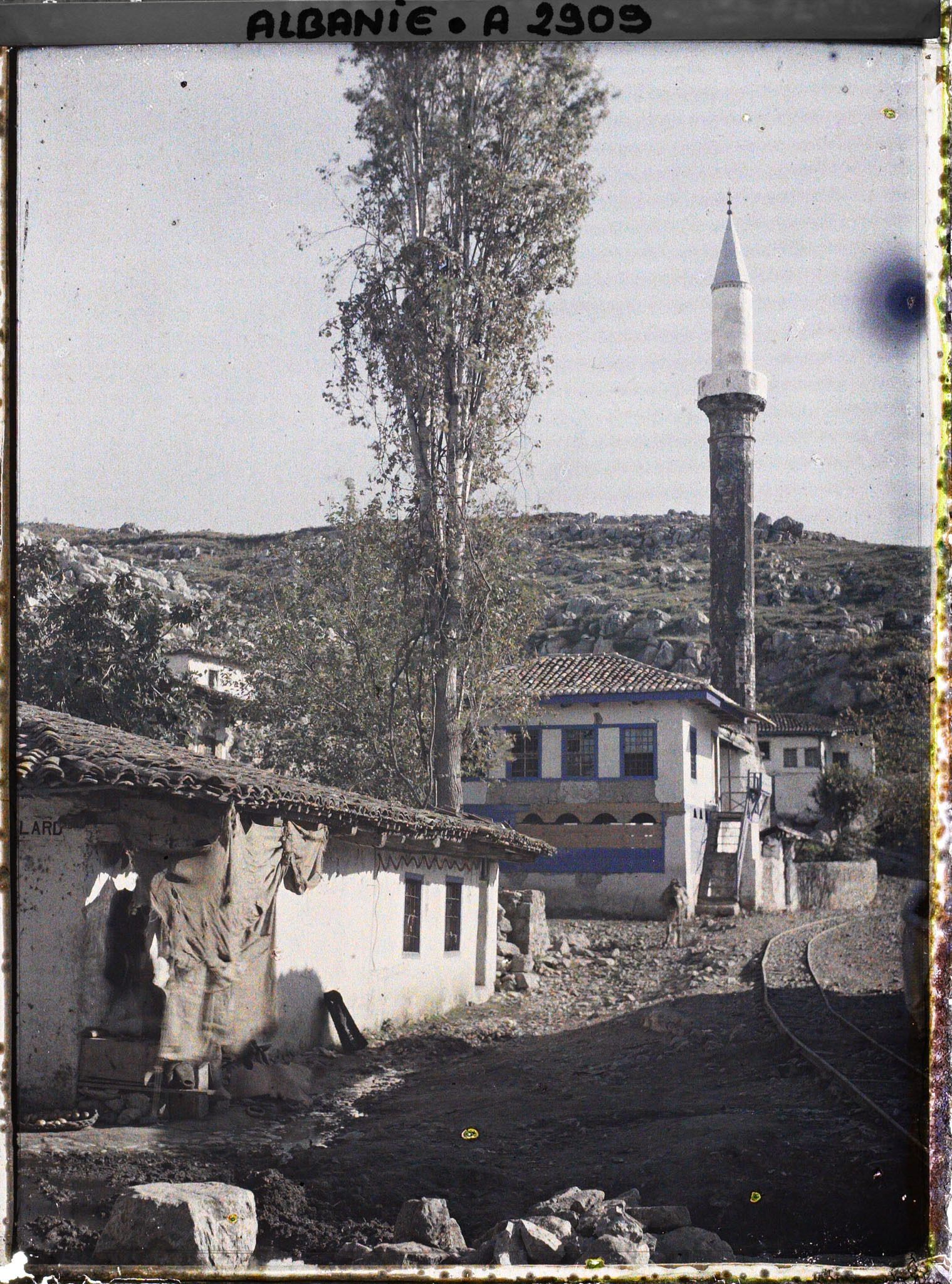 Image représentant Mosquée près du bazar et d'une voie à charriots