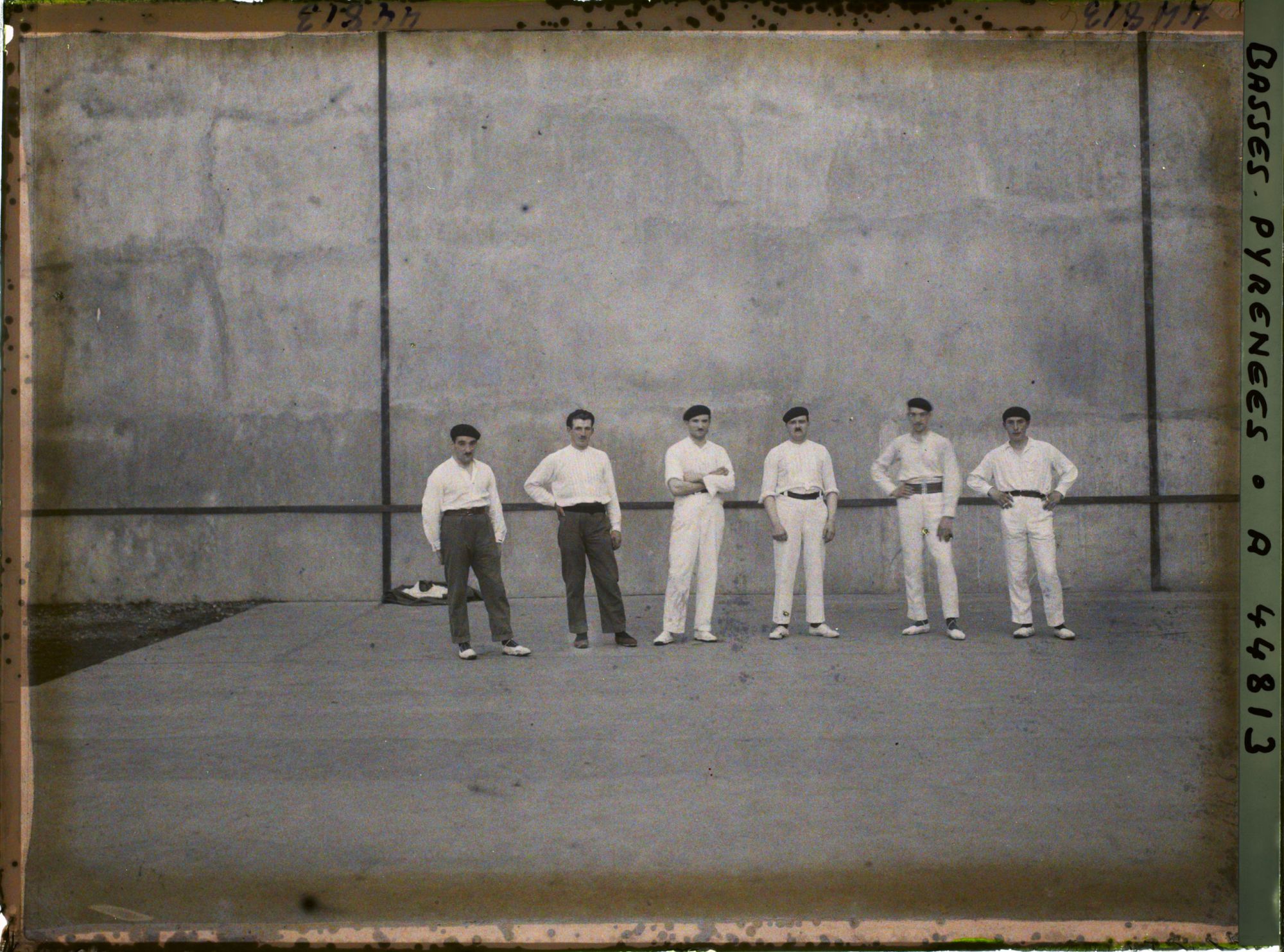 Image représentant France , Tardets, Au fronton - Les 2 Equipes de Pelotaris