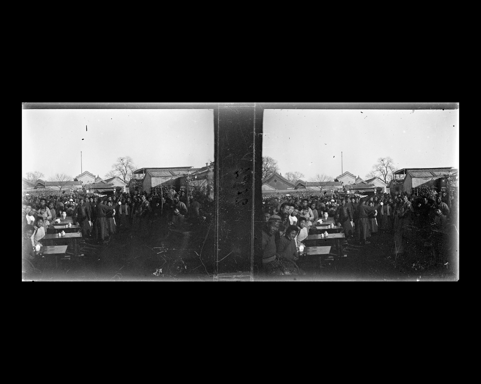 Image représentant Les visiteurs d'une foire monastique devant Tudici ("temple des Divinités du Sol")