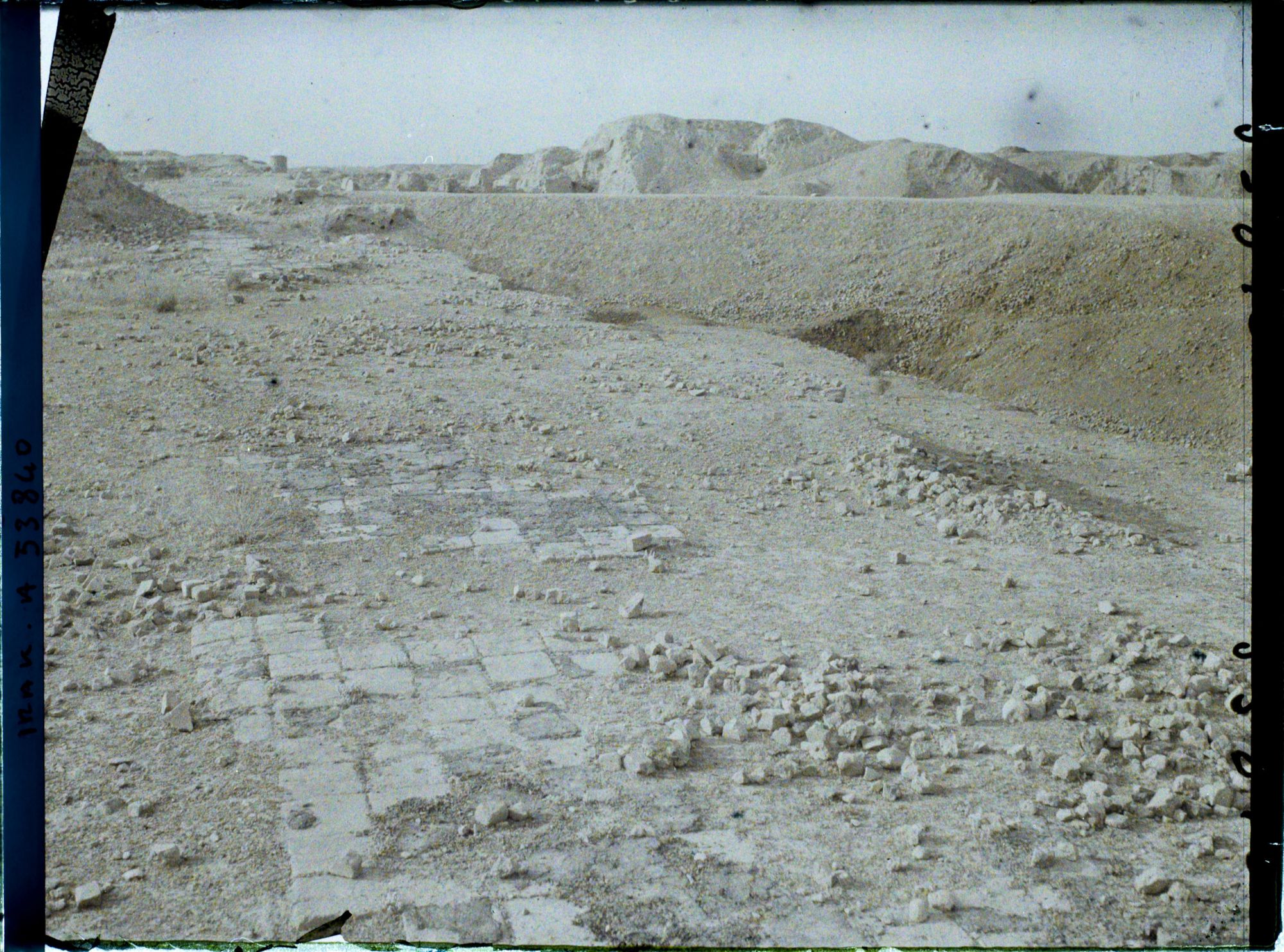 Image représentant La voie processionnelle ou voie sacrée, ouverte par la porte d'Ishtar (VIe siècle avant J.-C.)