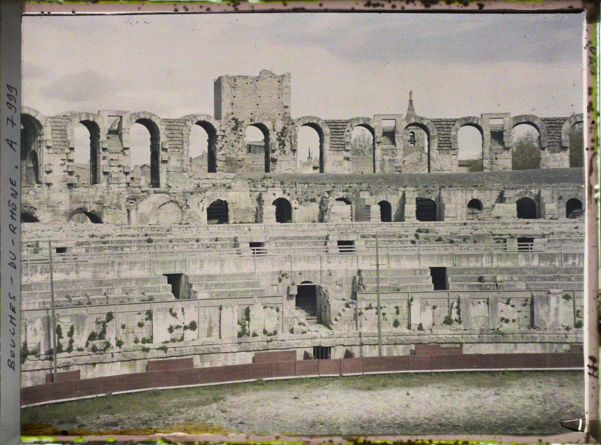 Image représentant L'intérieur de l'amphithéâtre romain dit arènes